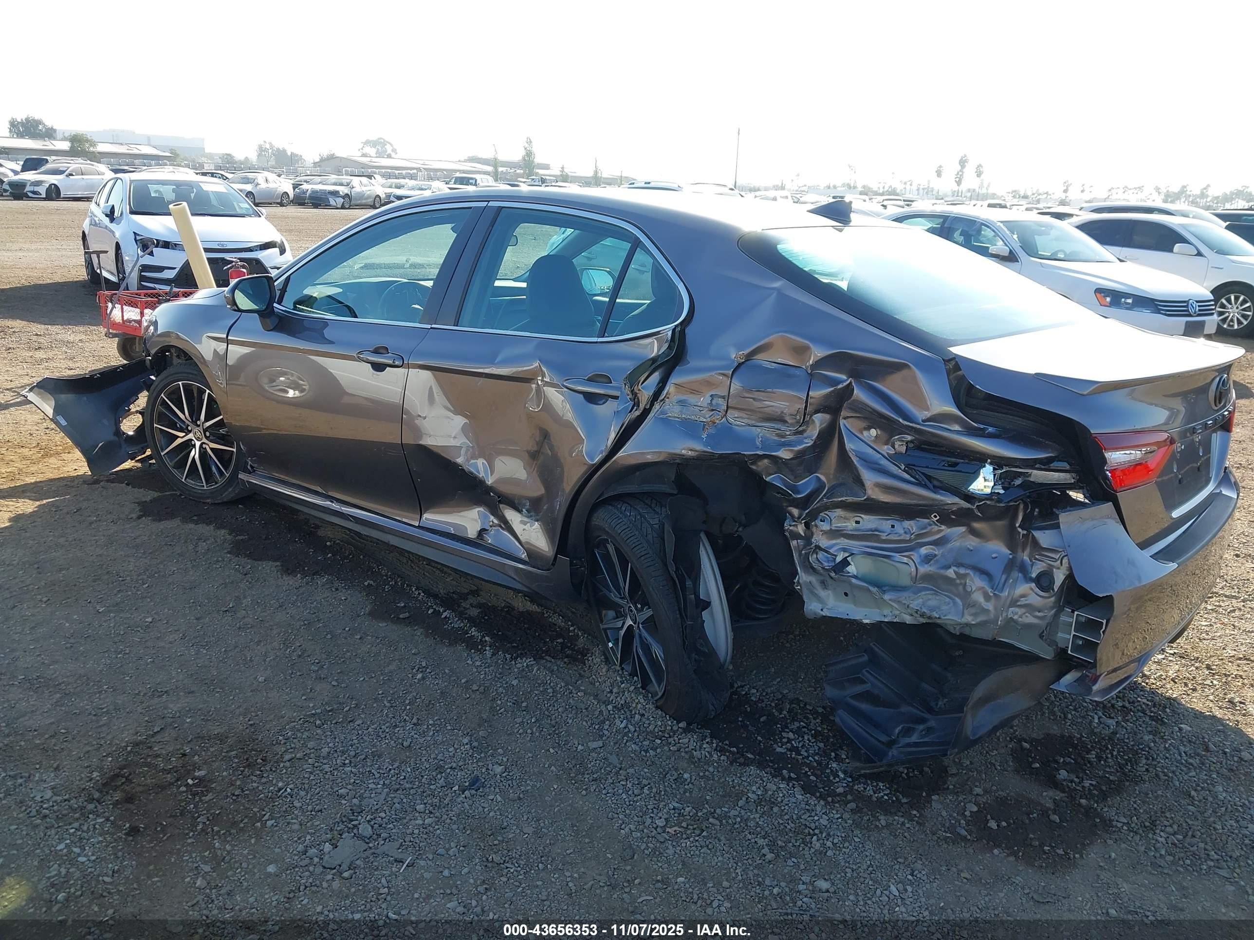 TOYOTA CAMRY image 3