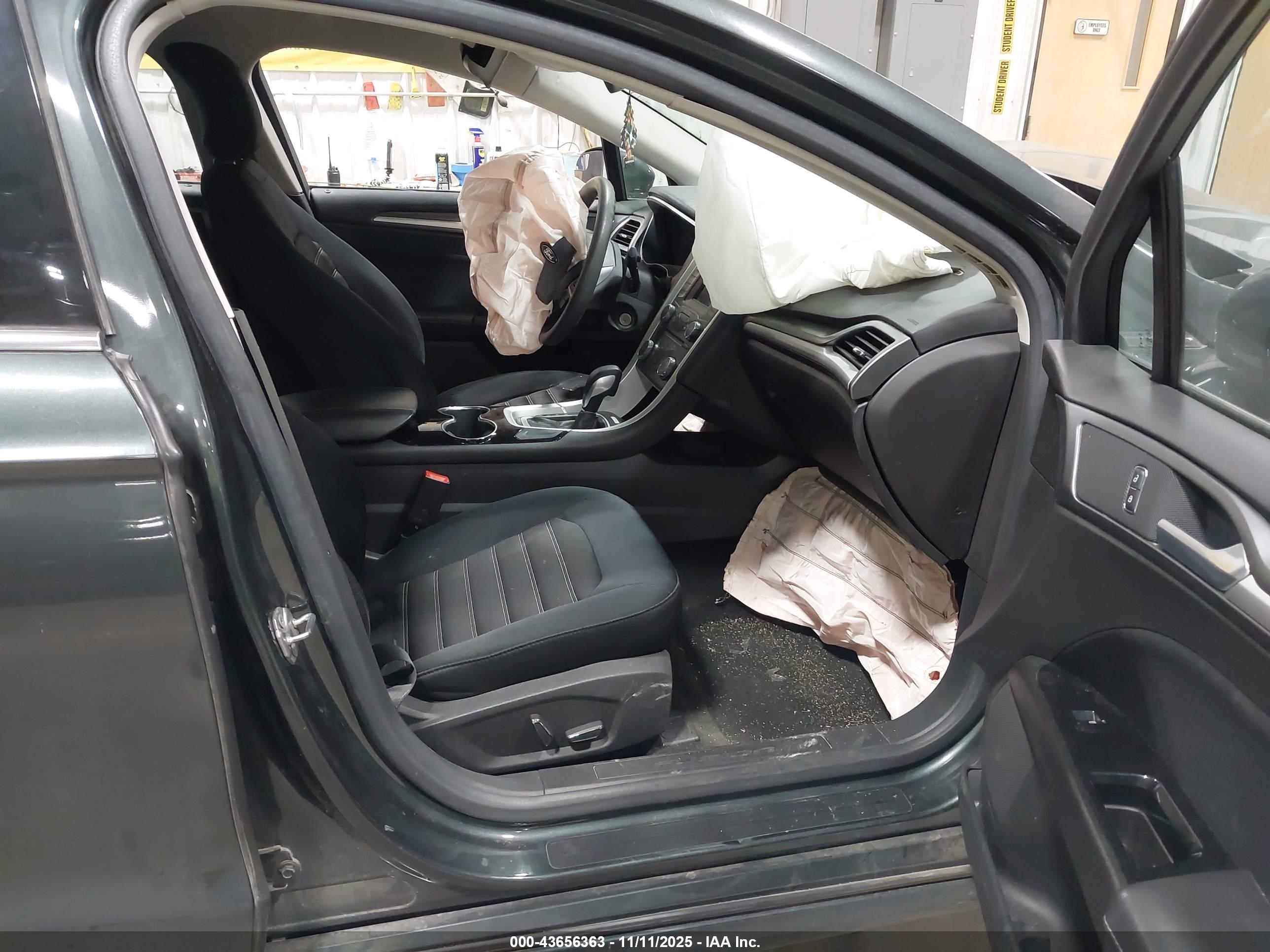 FORD FUSION image 5