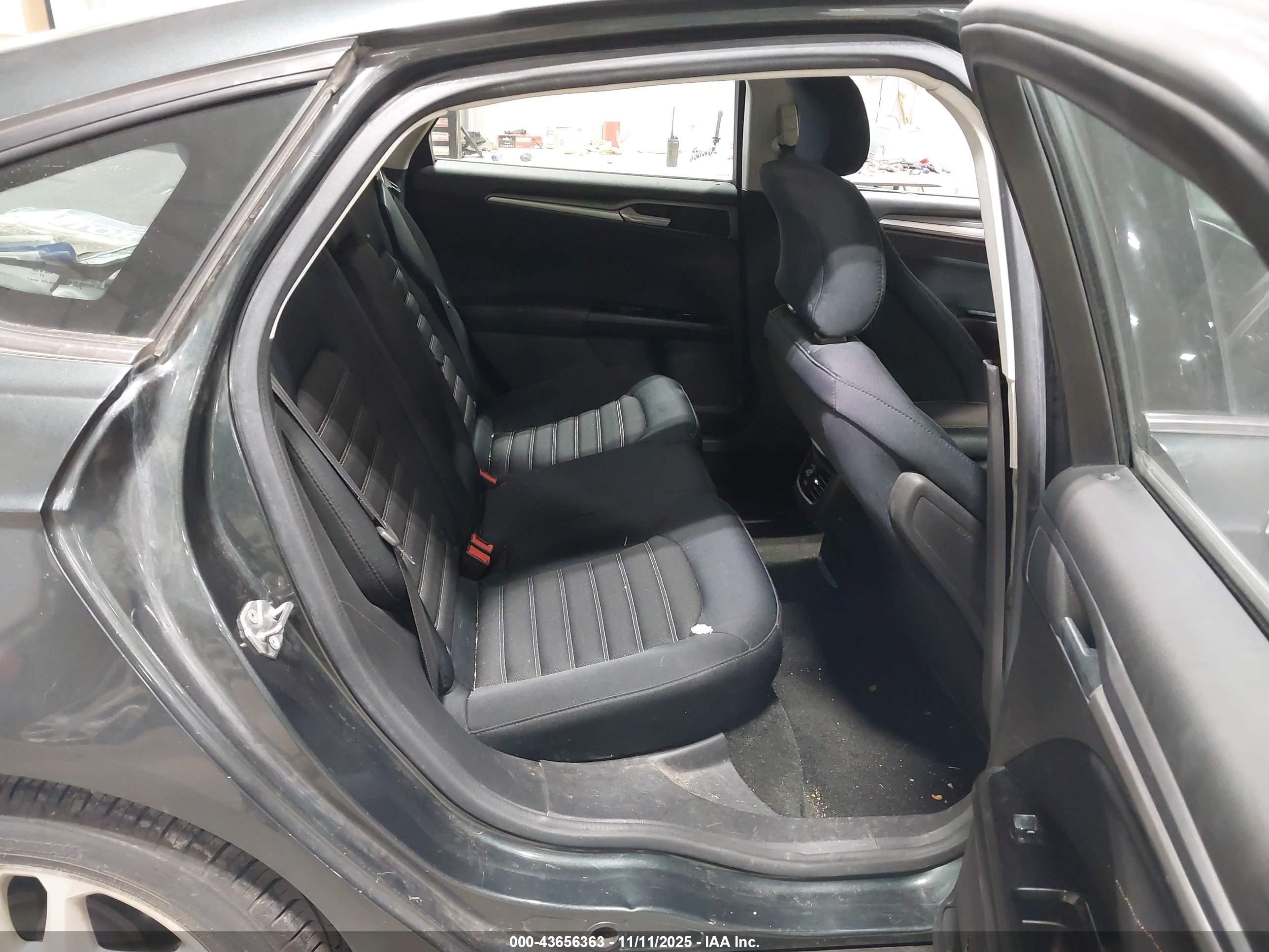 FORD FUSION image 8