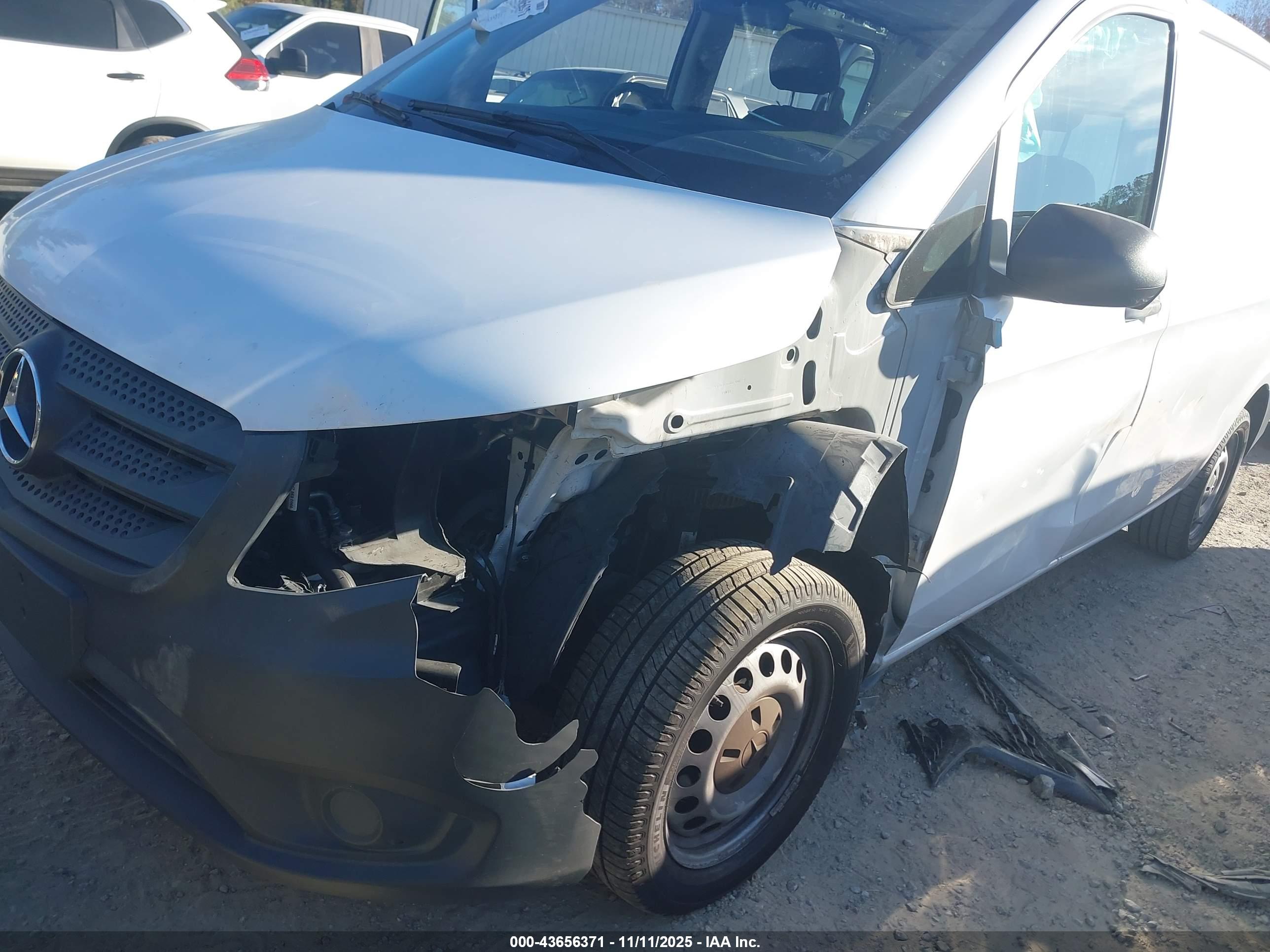 MERCEDES-BENZ METRIS image 6