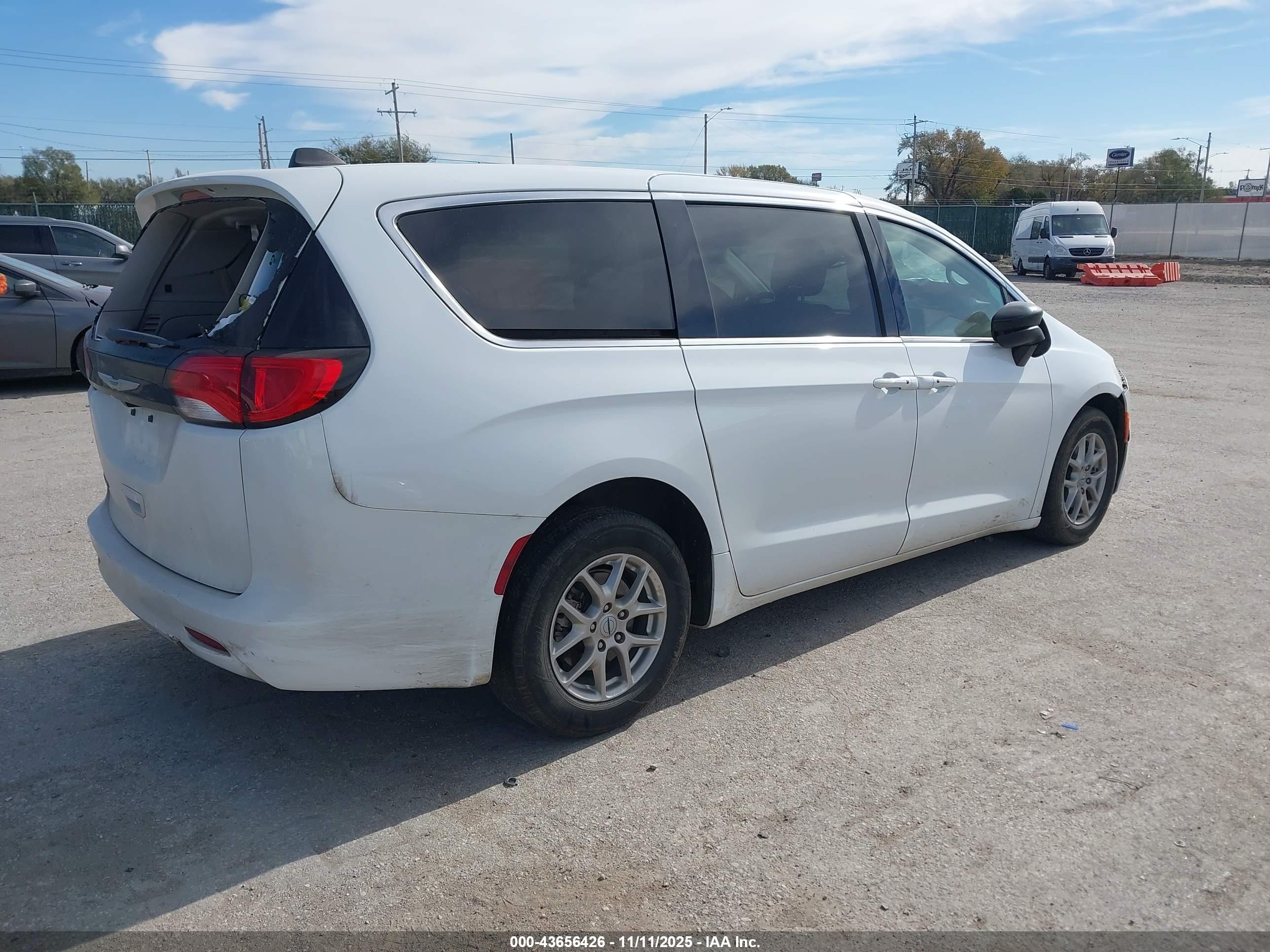 CHRYSLER VOYAGER image 4