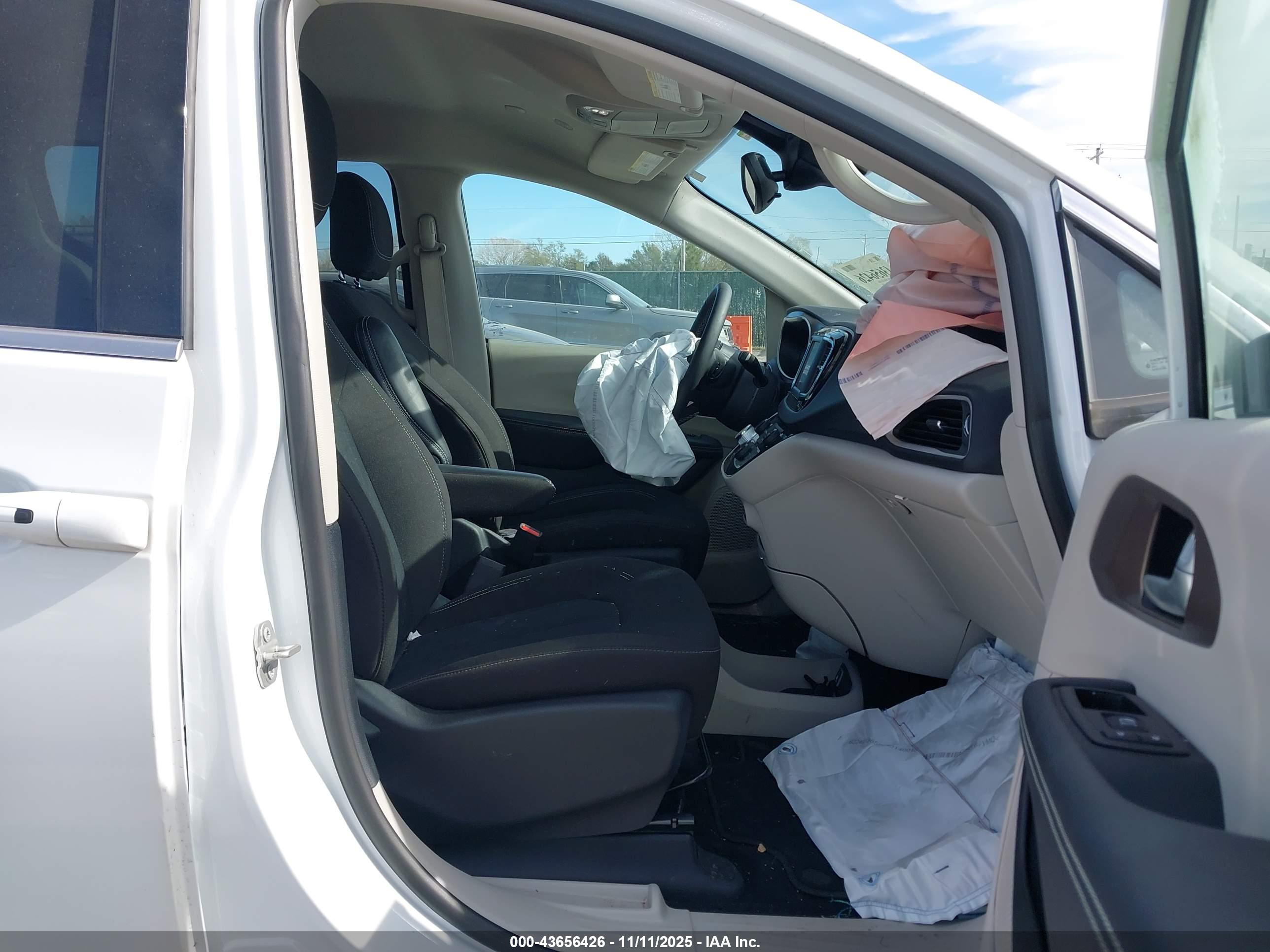 CHRYSLER VOYAGER image 5