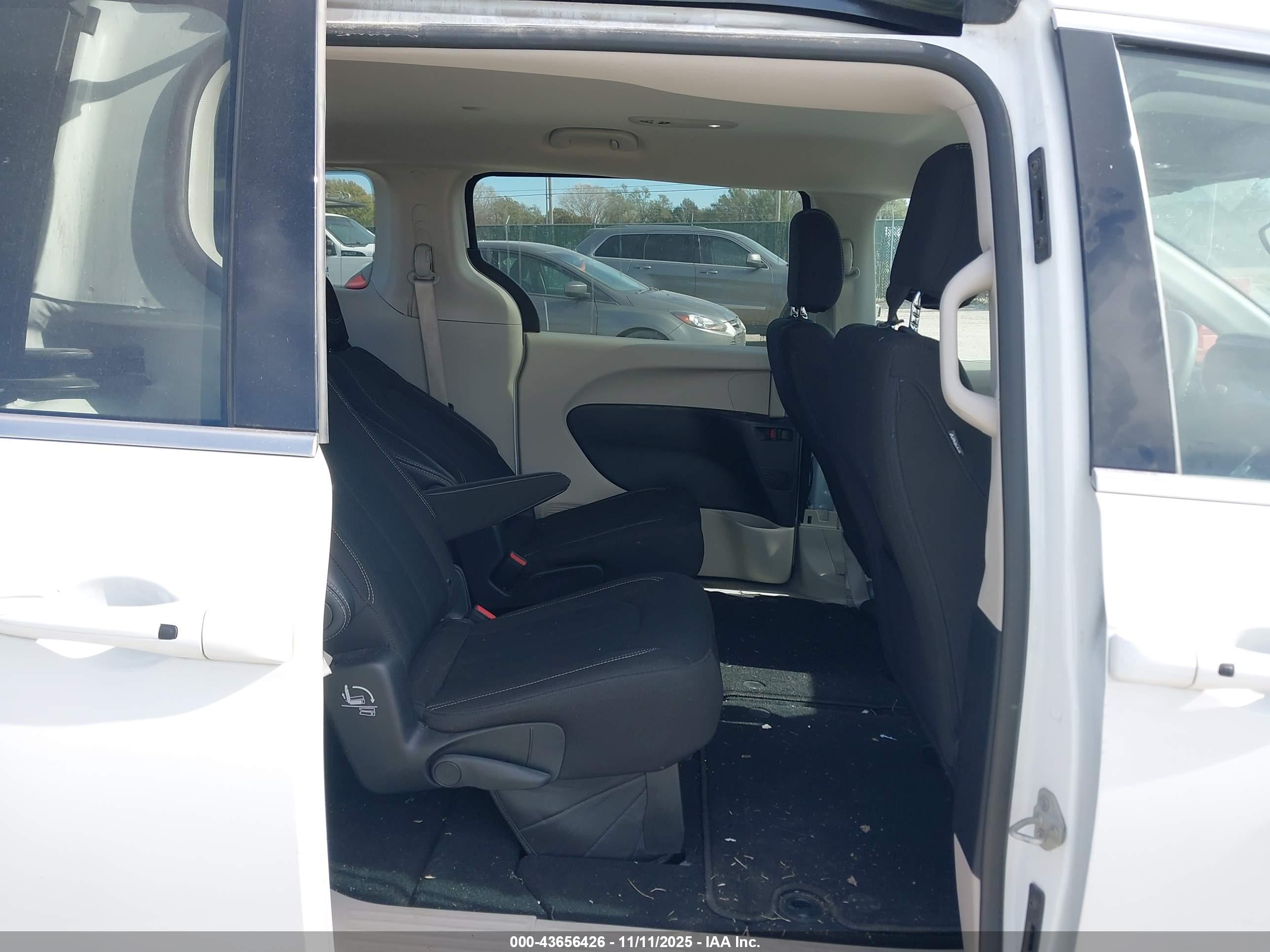 CHRYSLER VOYAGER image 8