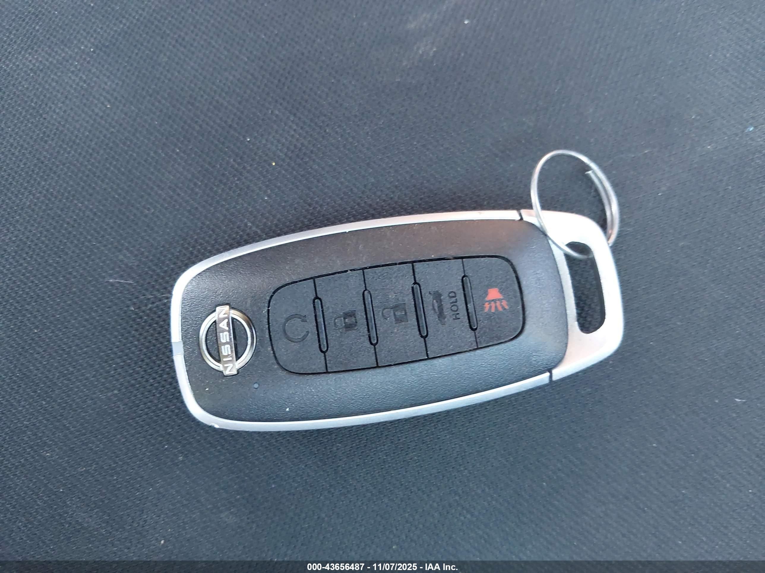 NISSAN VERSA image 11