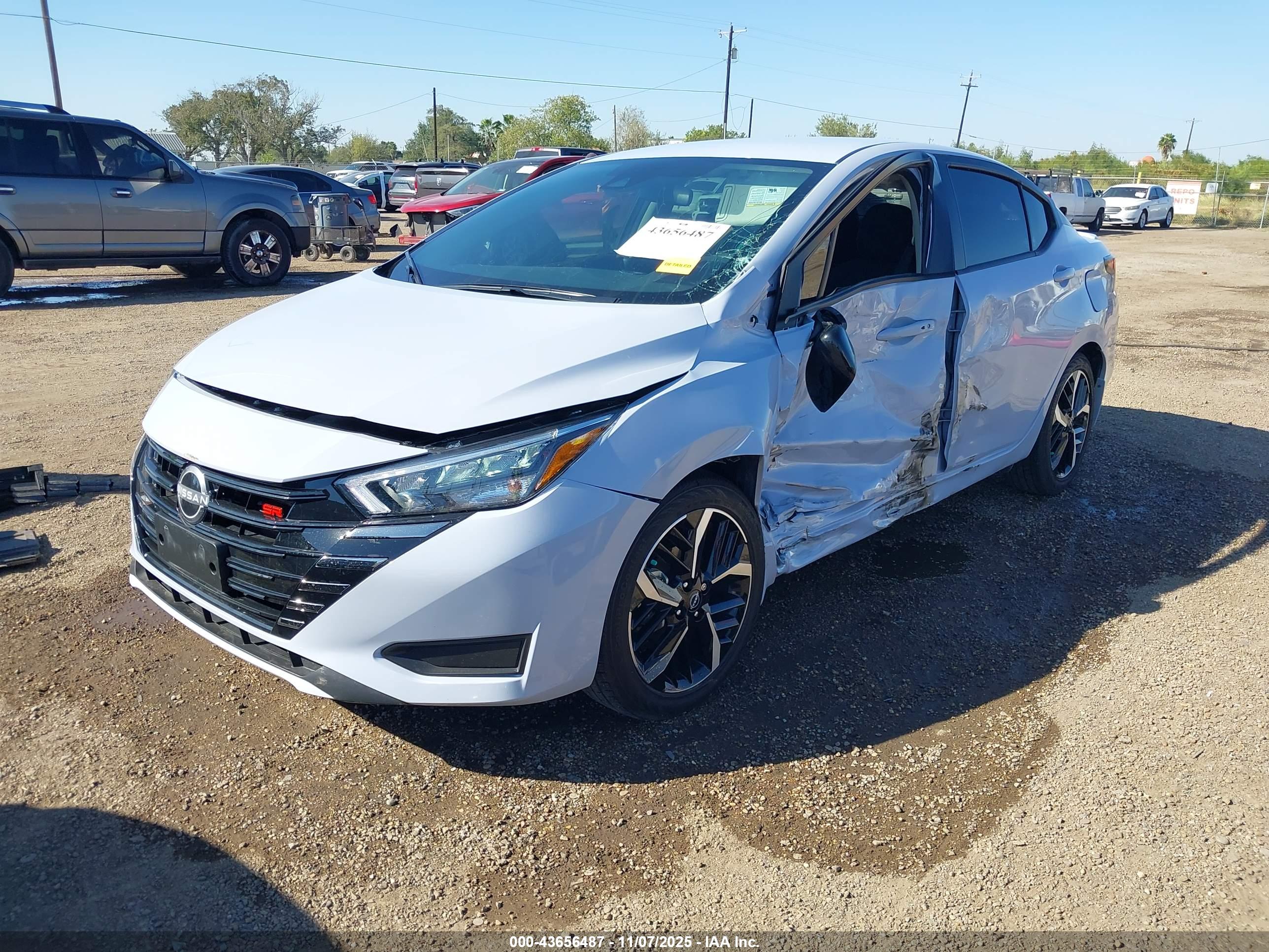 NISSAN VERSA image 2