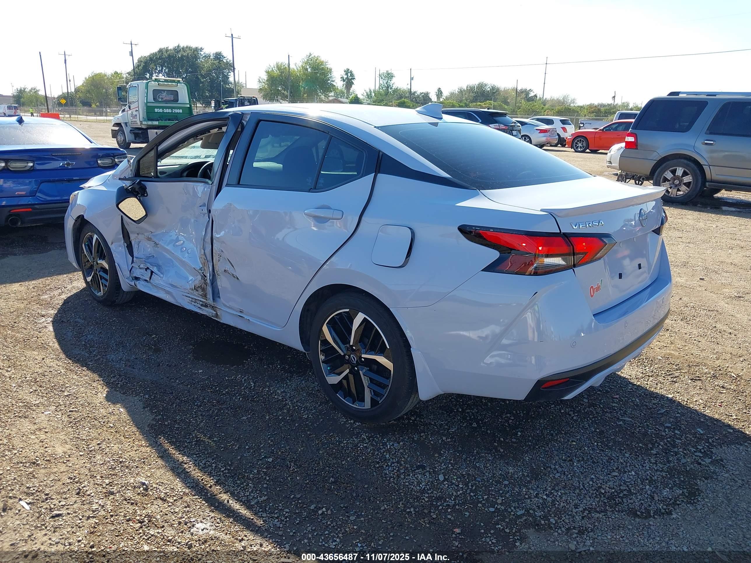 NISSAN VERSA image 3