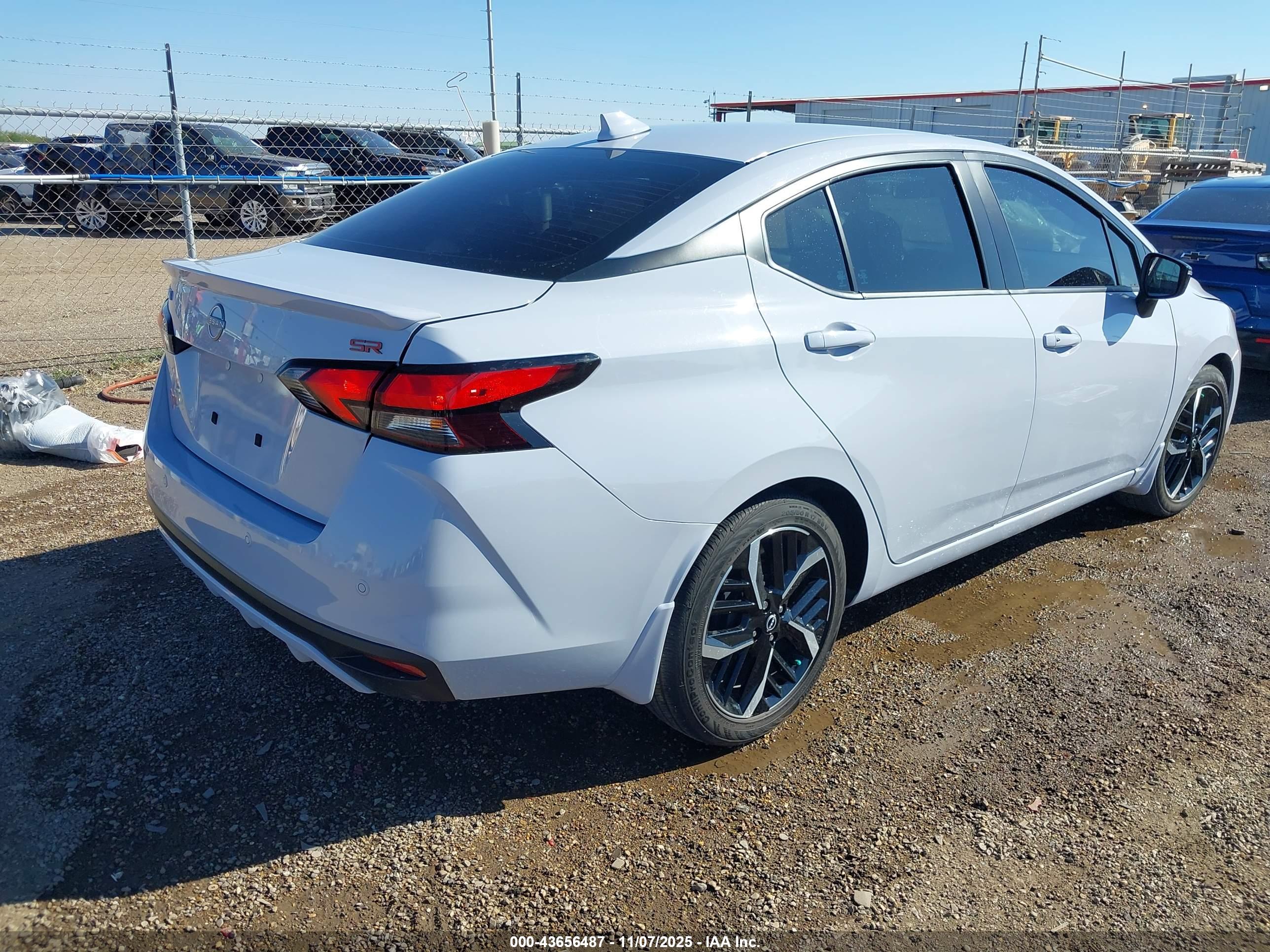 NISSAN VERSA image 4