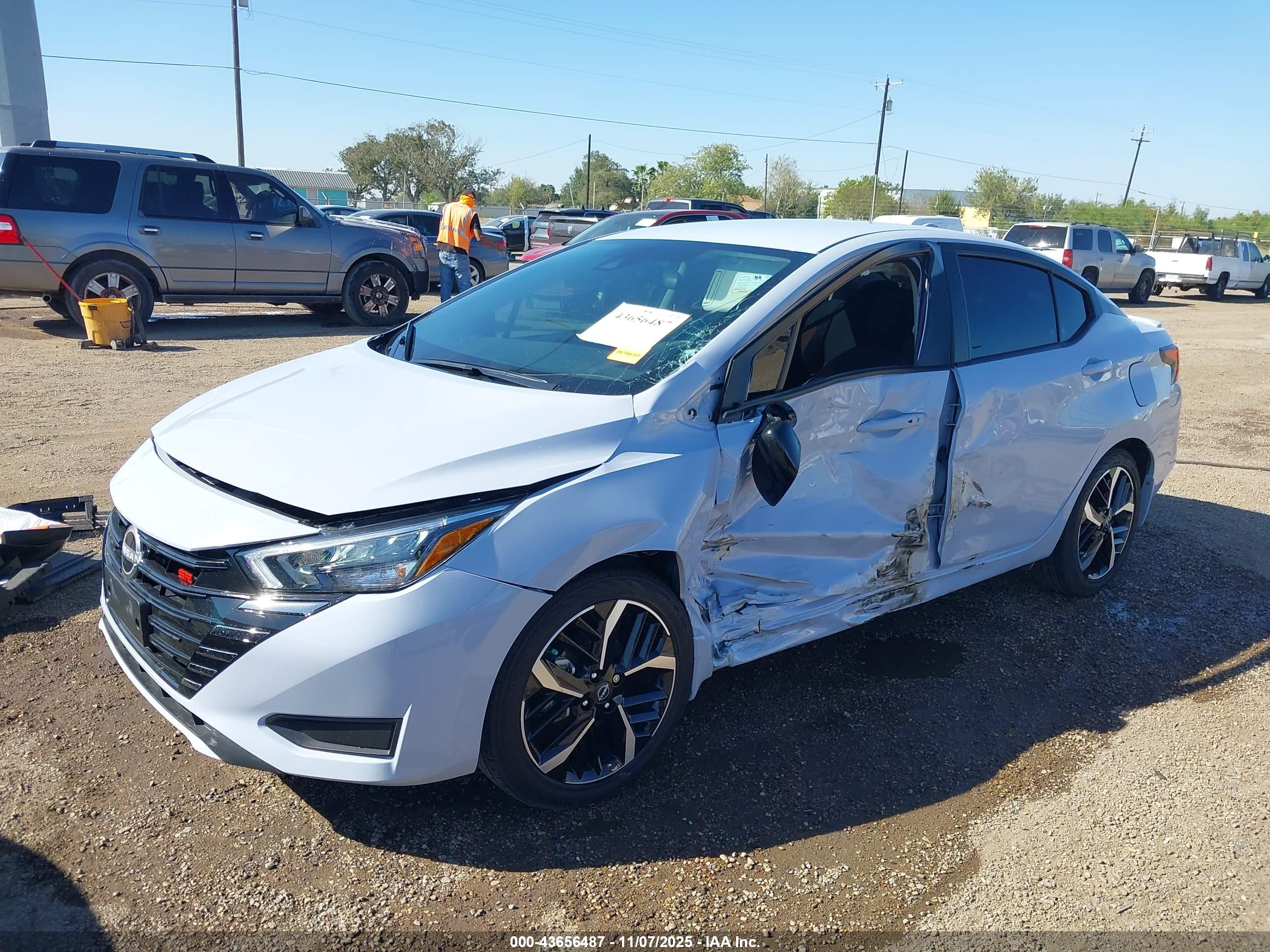 NISSAN VERSA image 6