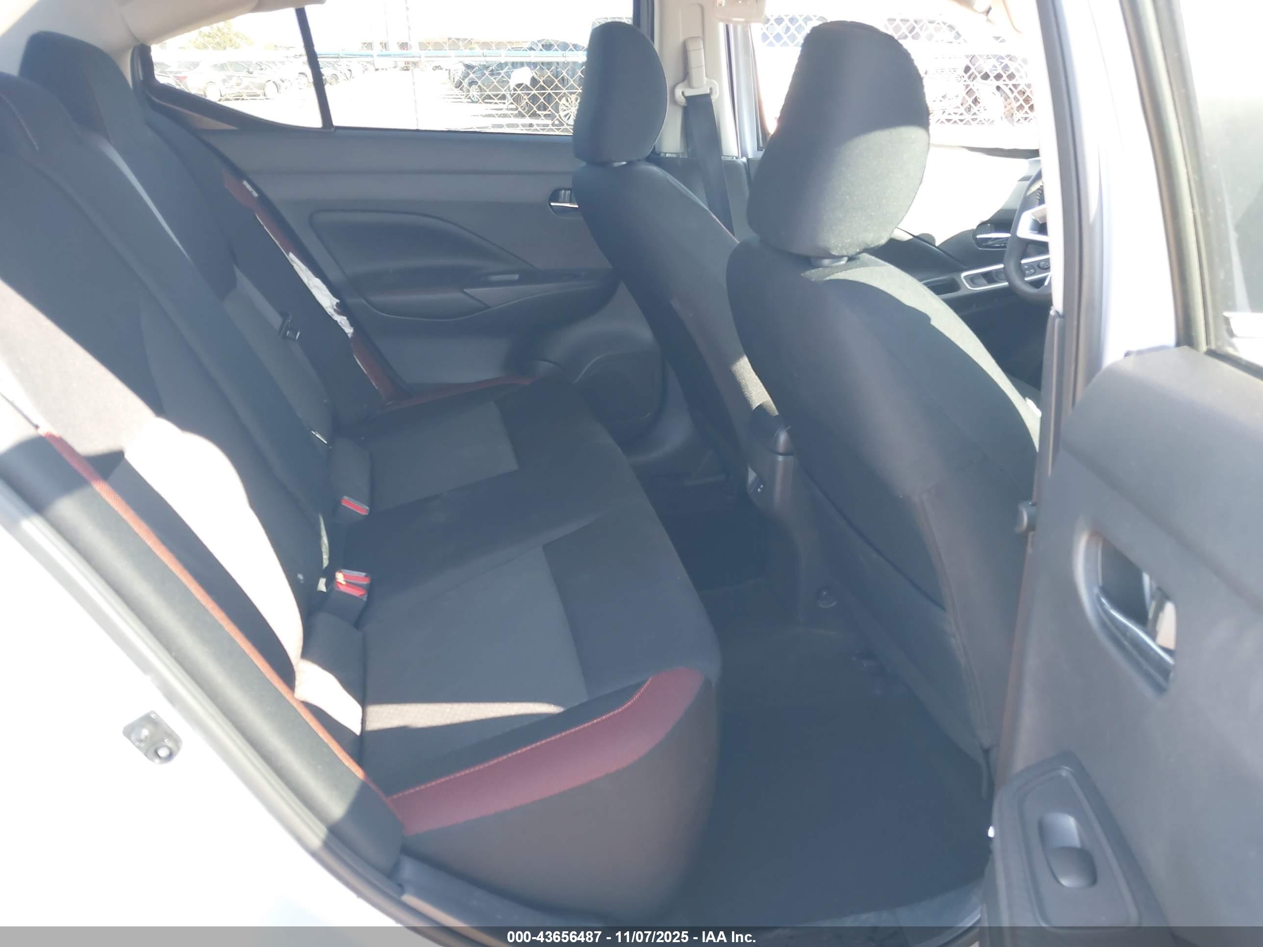 NISSAN VERSA image 8