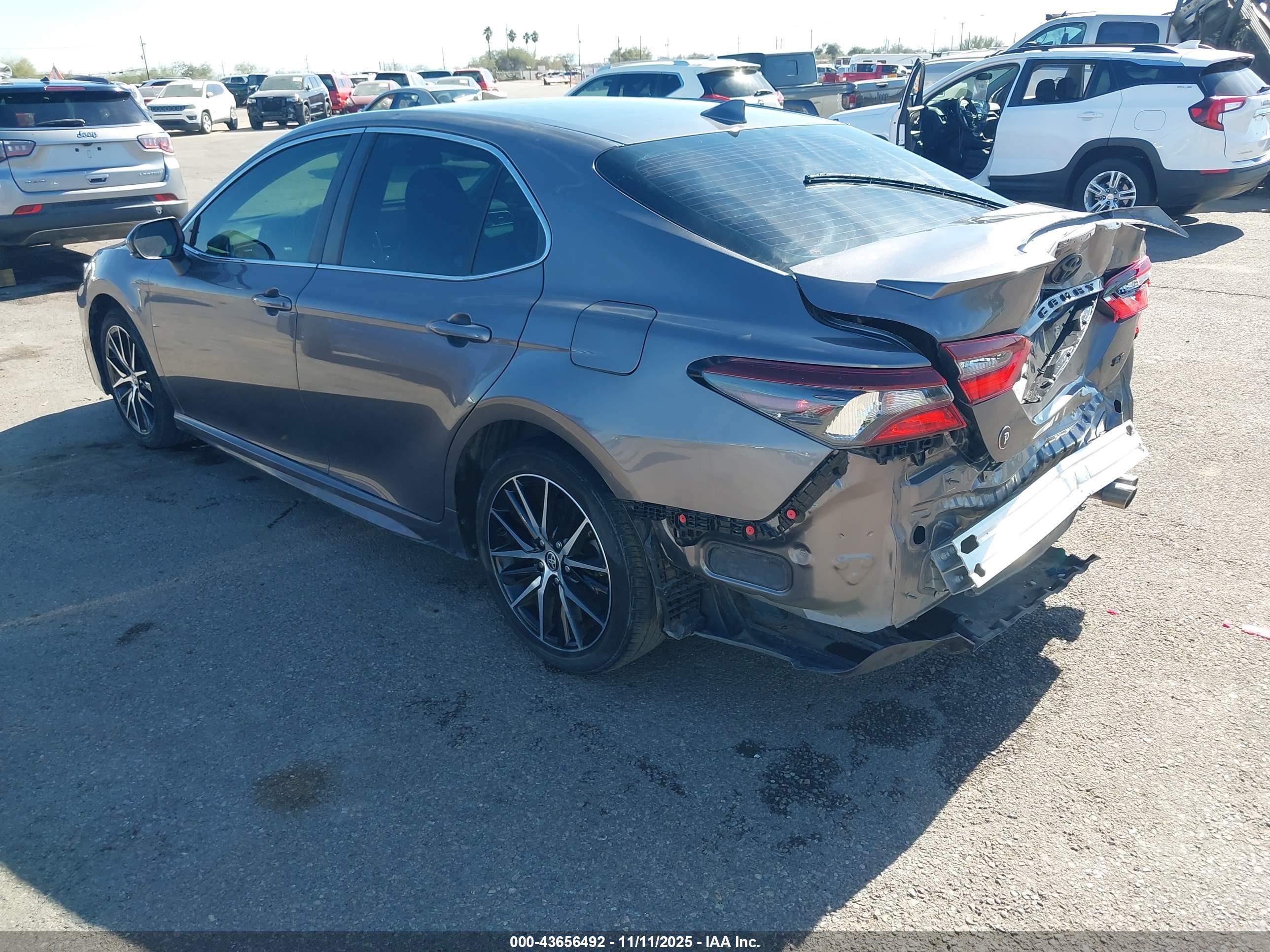 TOYOTA CAMRY image 3