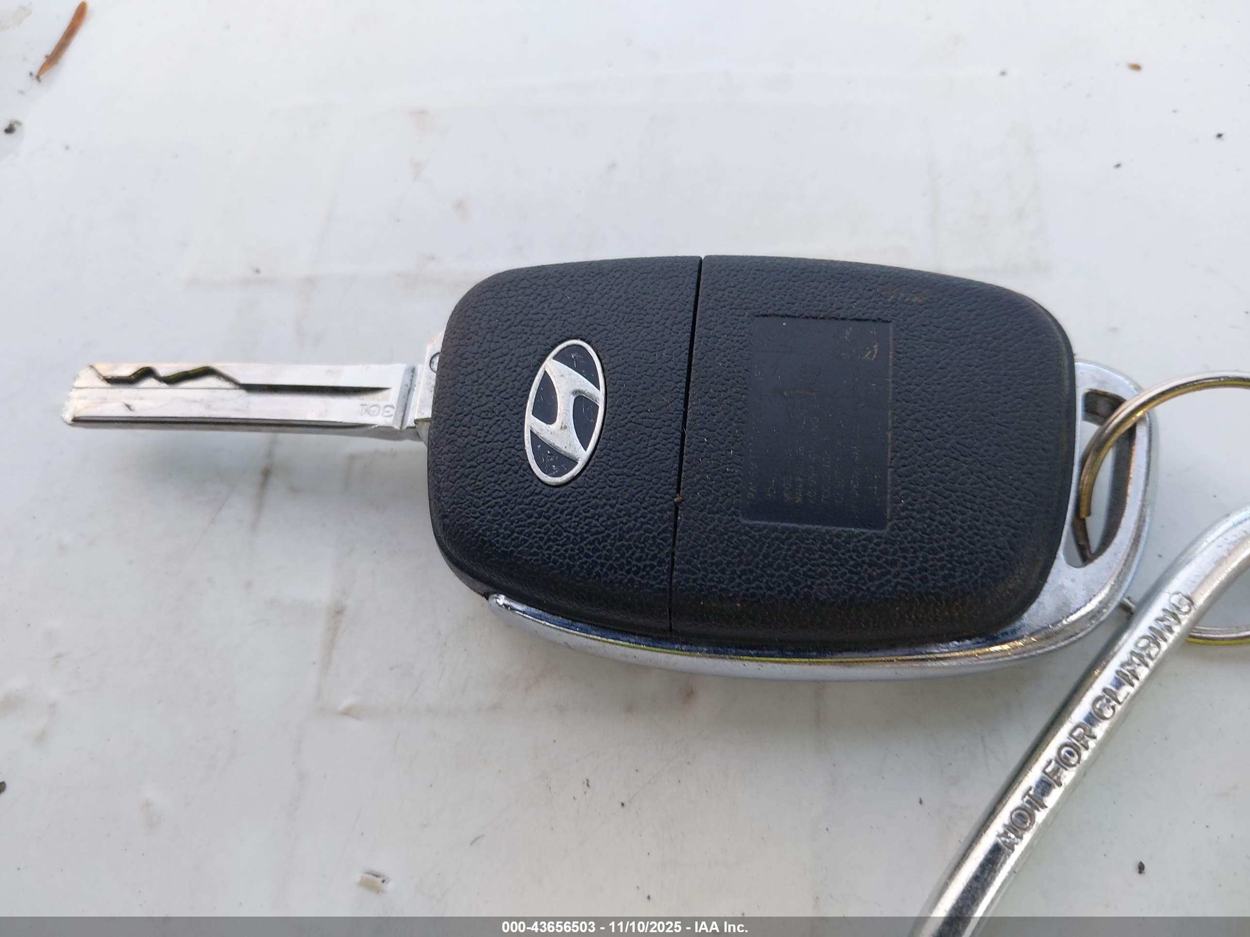 HYUNDAI TUCSON image 11