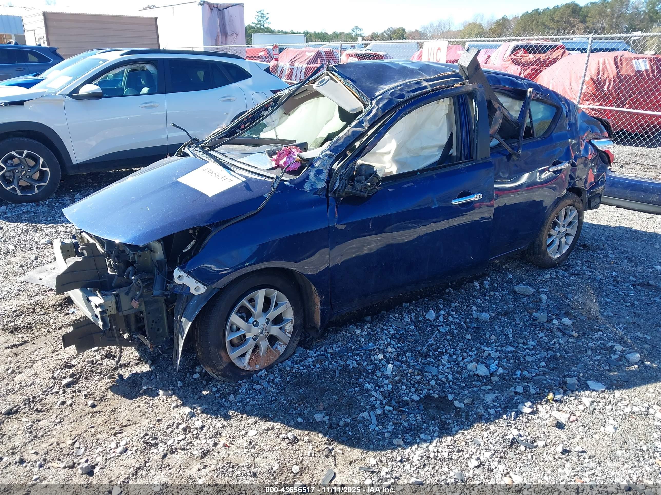 NISSAN VERSA image 2