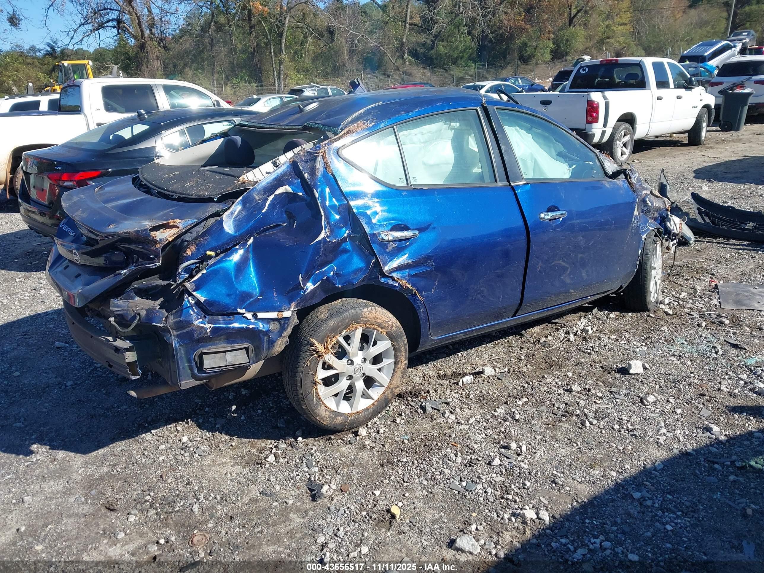 NISSAN VERSA image 4