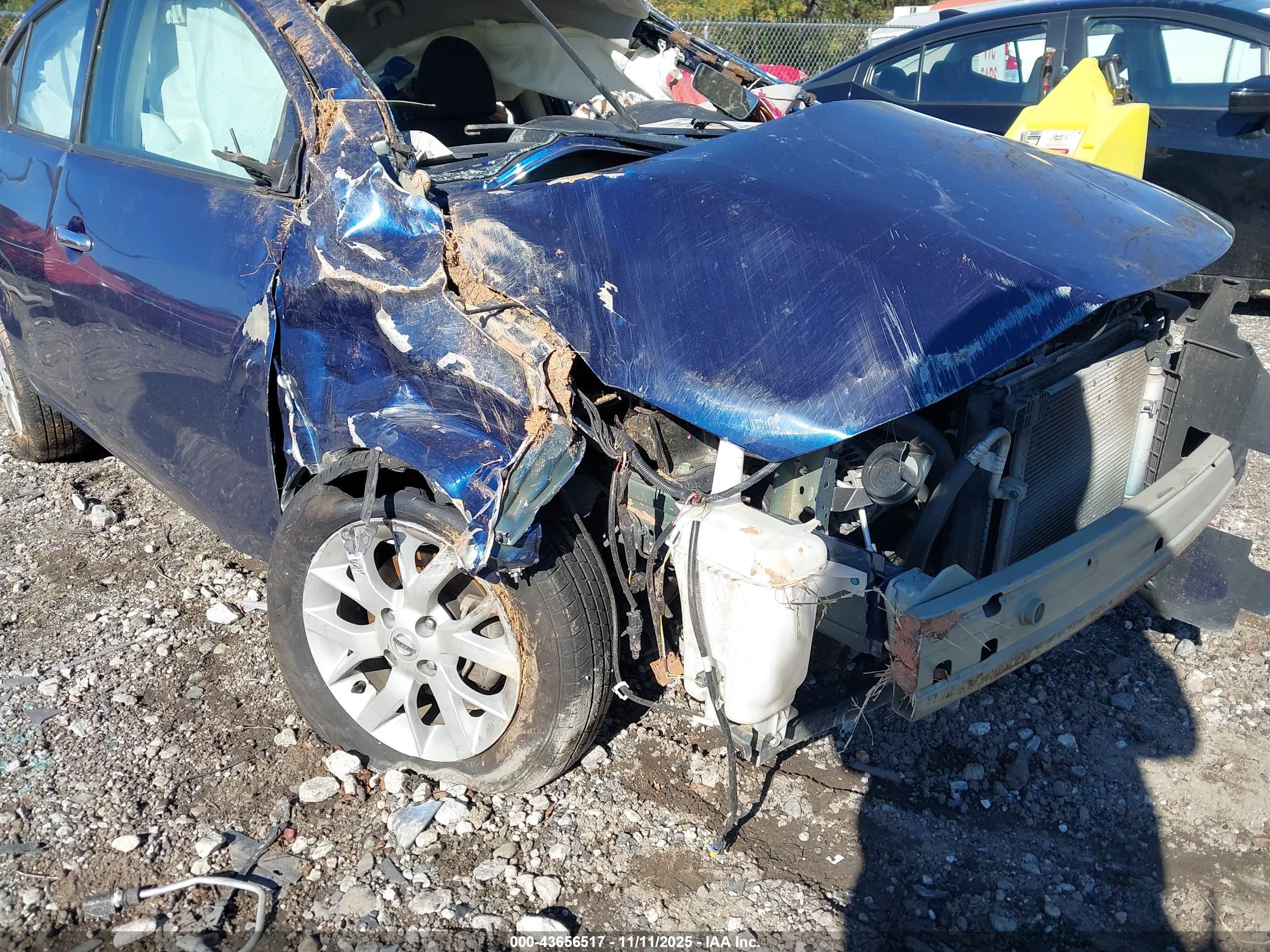 NISSAN VERSA image 6