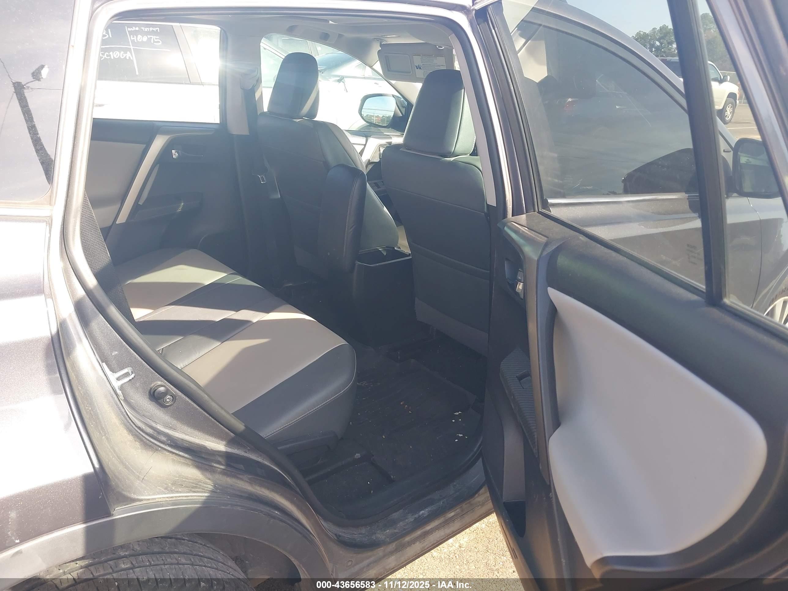 TOYOTA RAV4 image 8