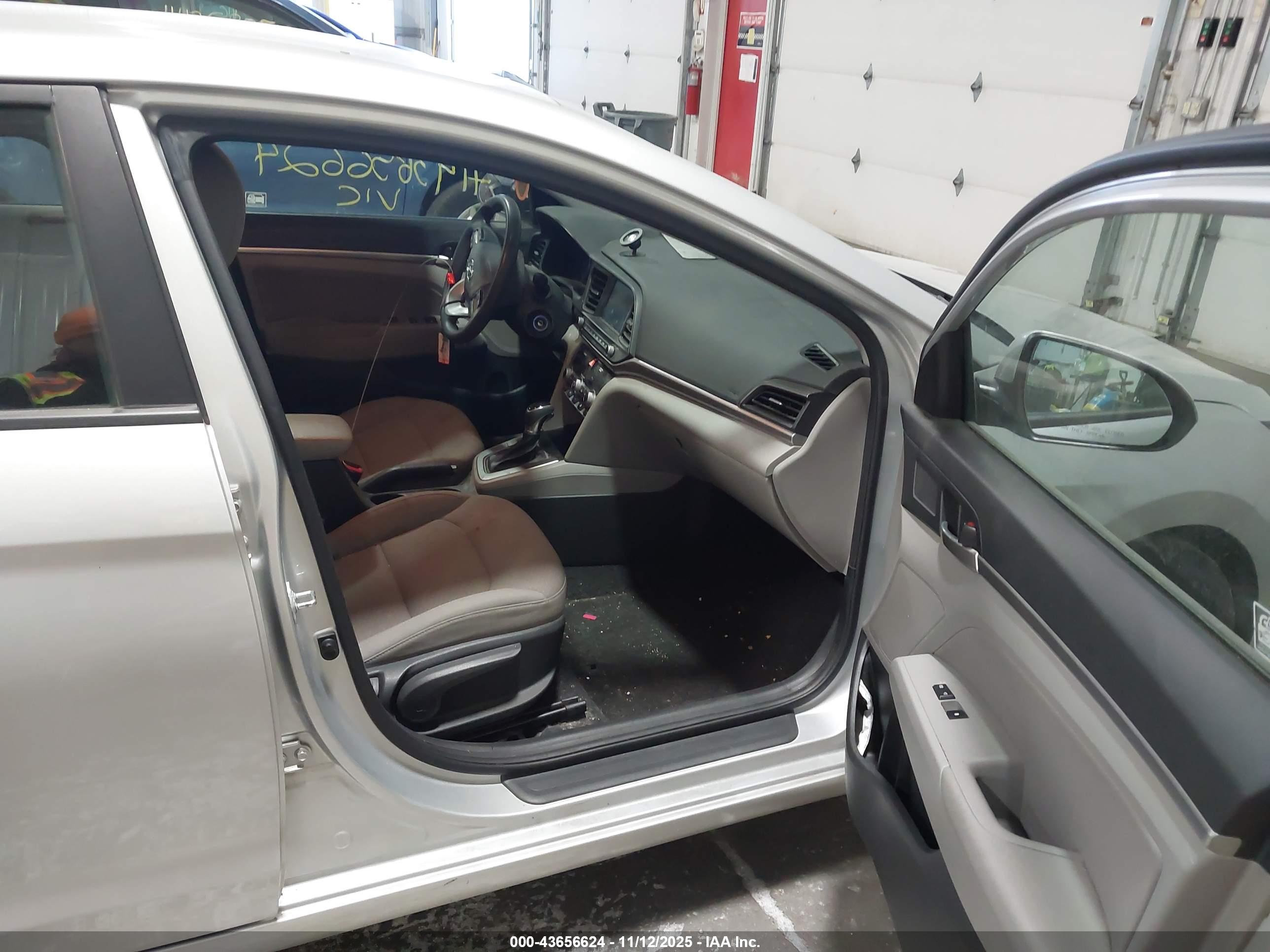 HYUNDAI ELANTRA image 5
