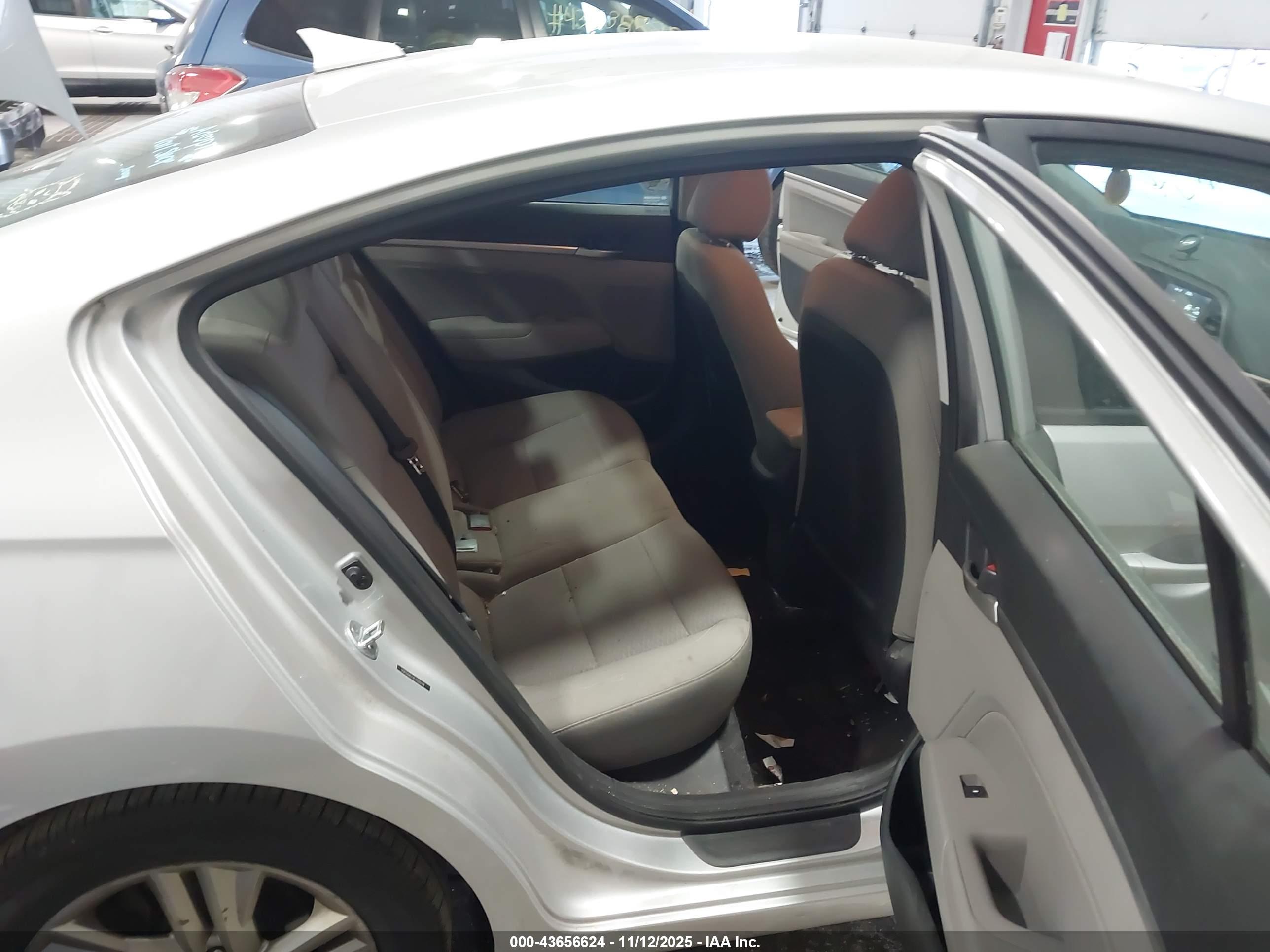 HYUNDAI ELANTRA image 8