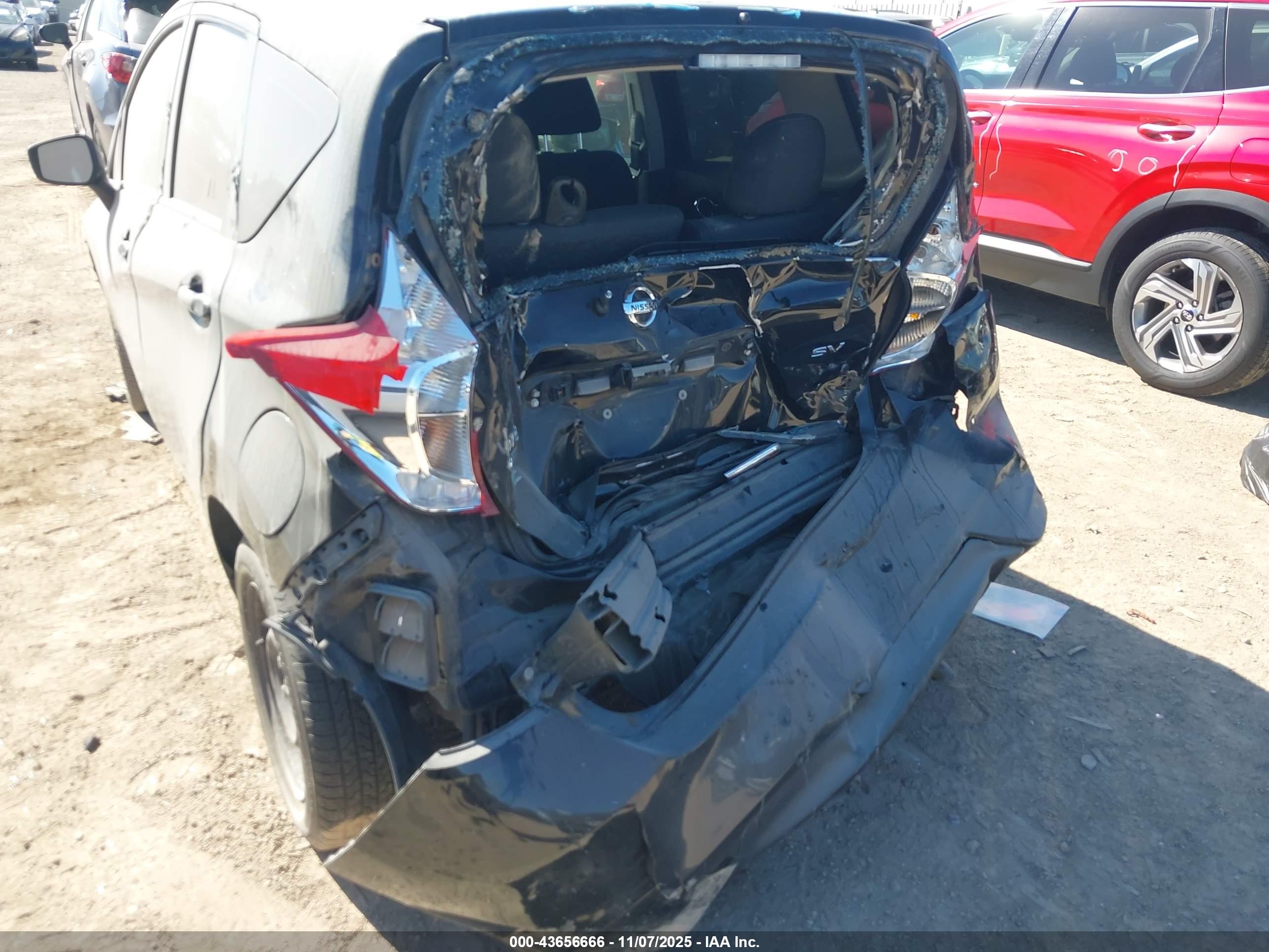 NISSAN VERSA image 6
