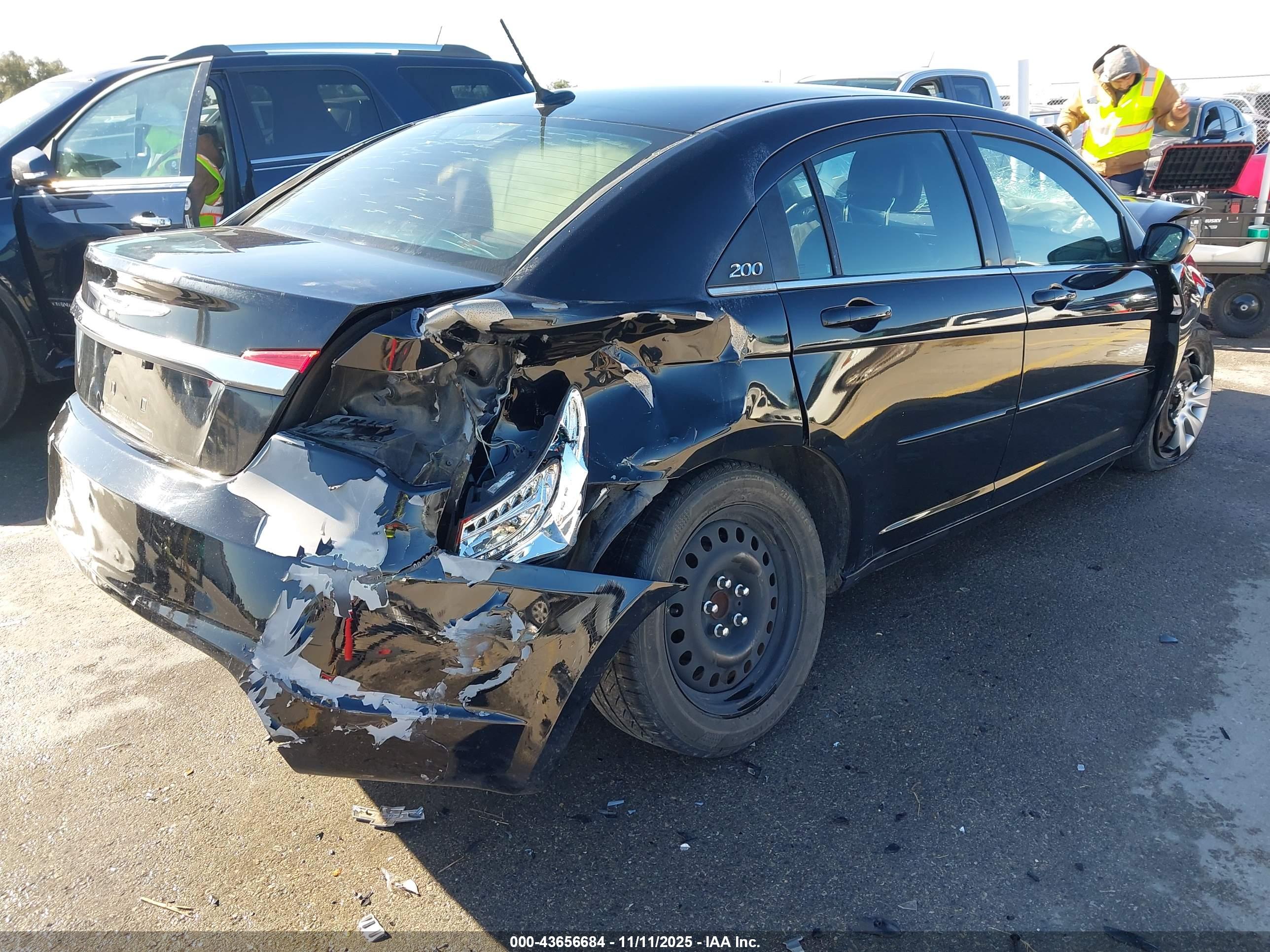 CHRYSLER 200 image 4