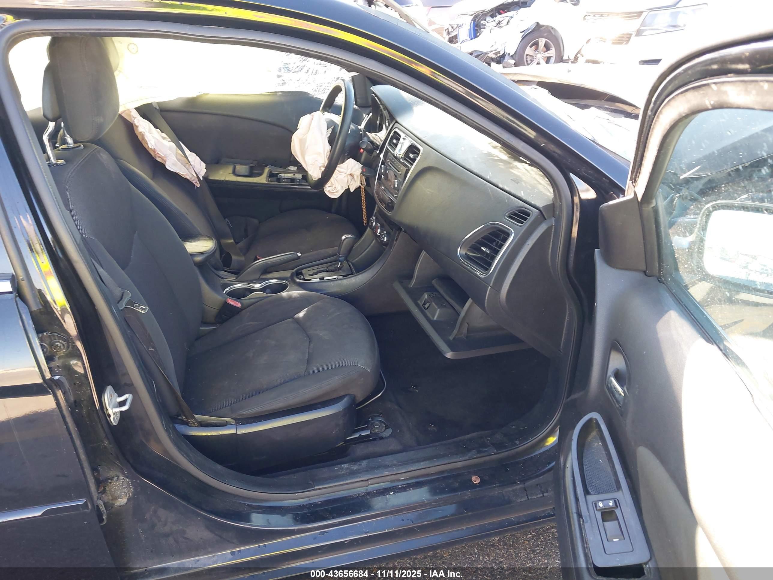 CHRYSLER 200 image 5