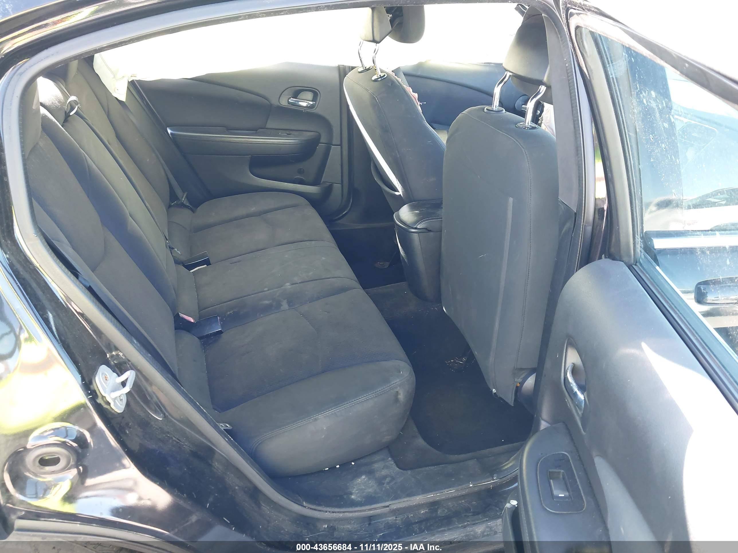 CHRYSLER 200 image 8
