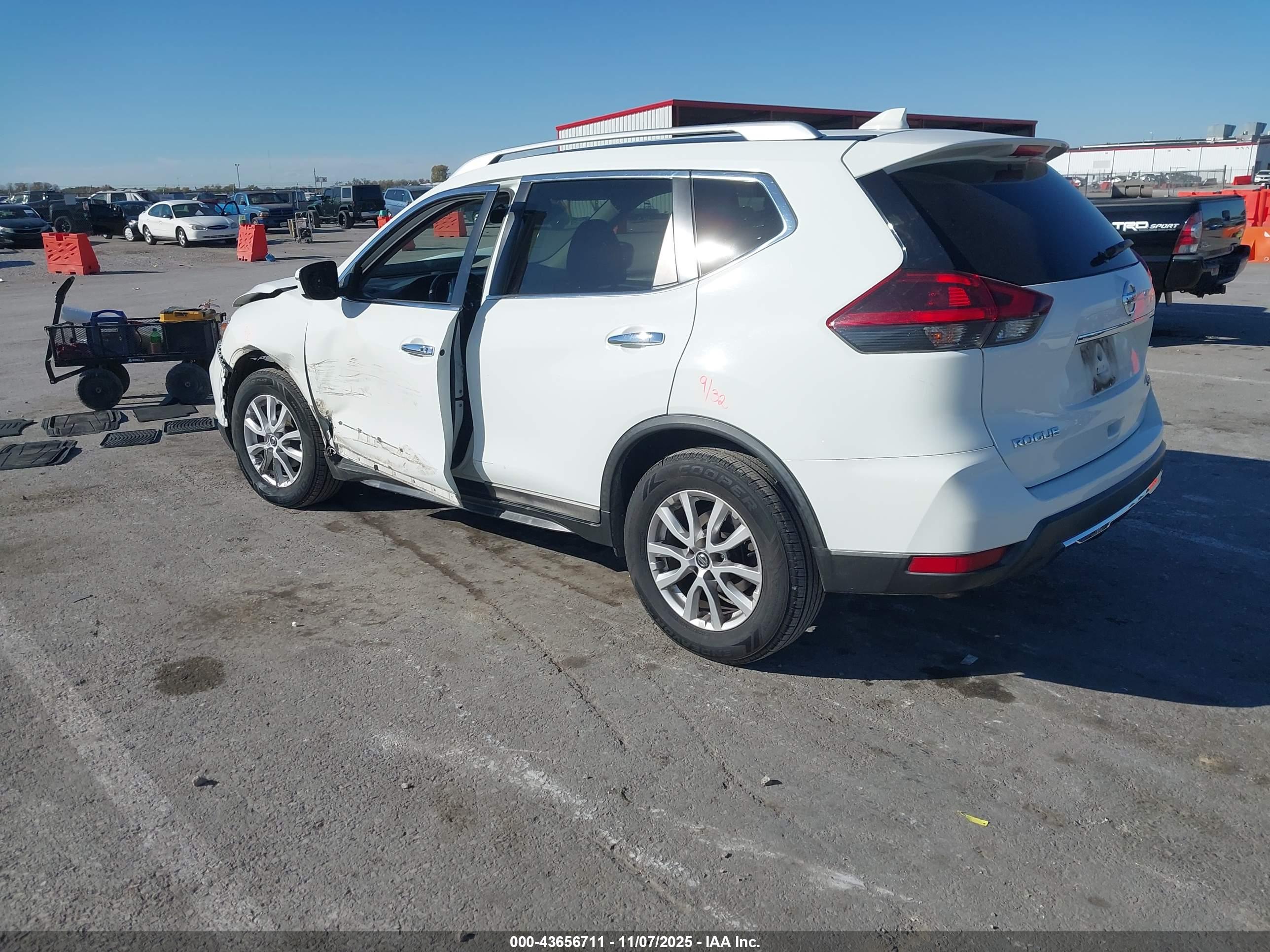 NISSAN ROGUE image 3
