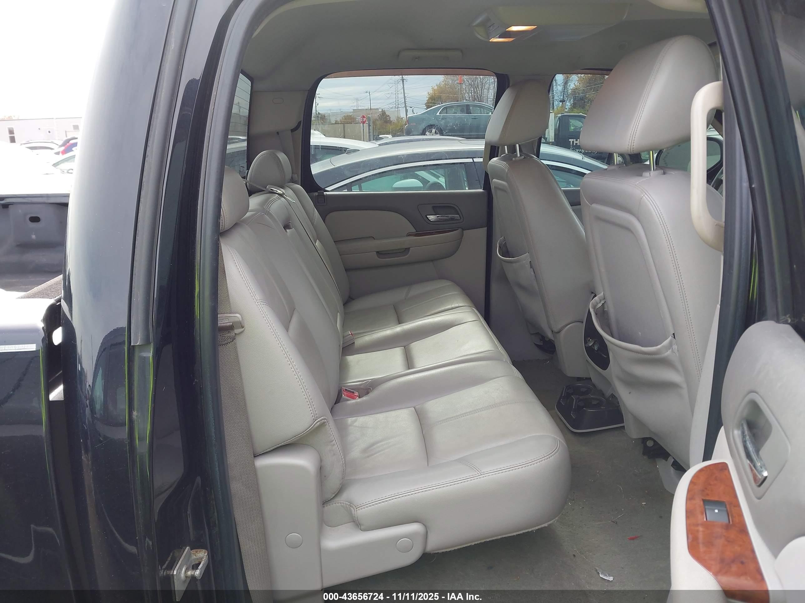CHEVROLET SILVERADO image 8