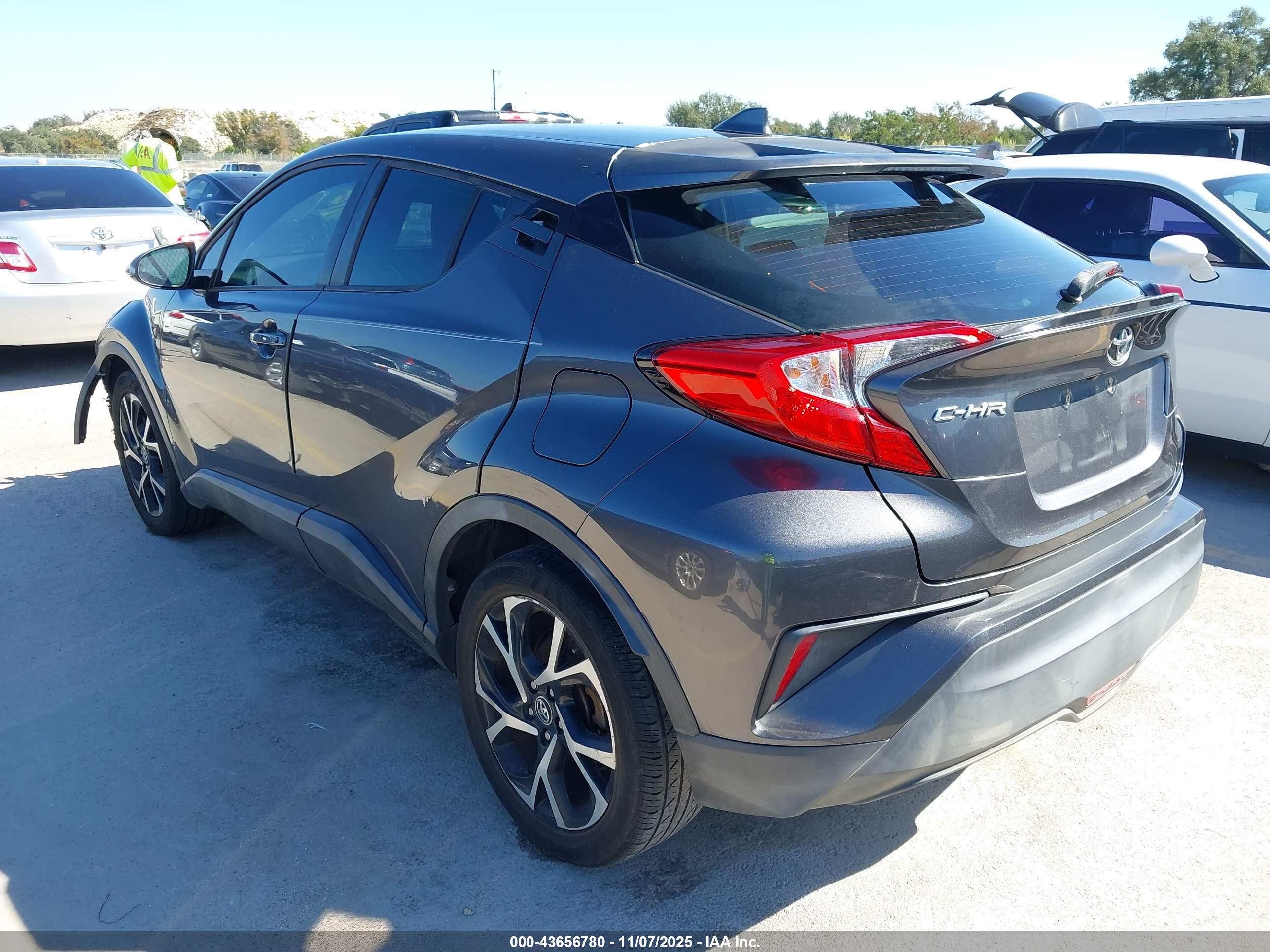 TOYOTA C-HR image 3