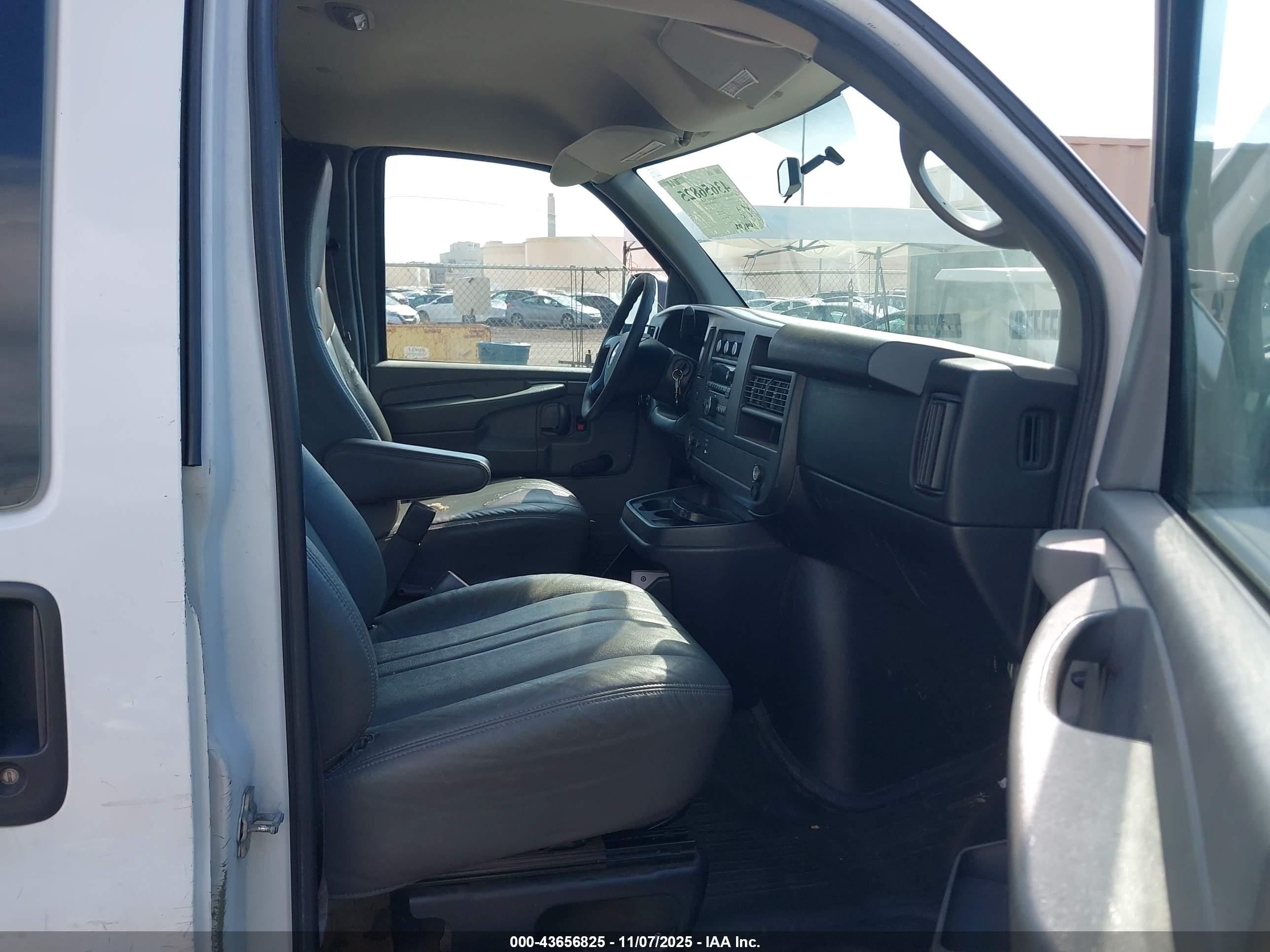 CHEVROLET EXPRESS image 5