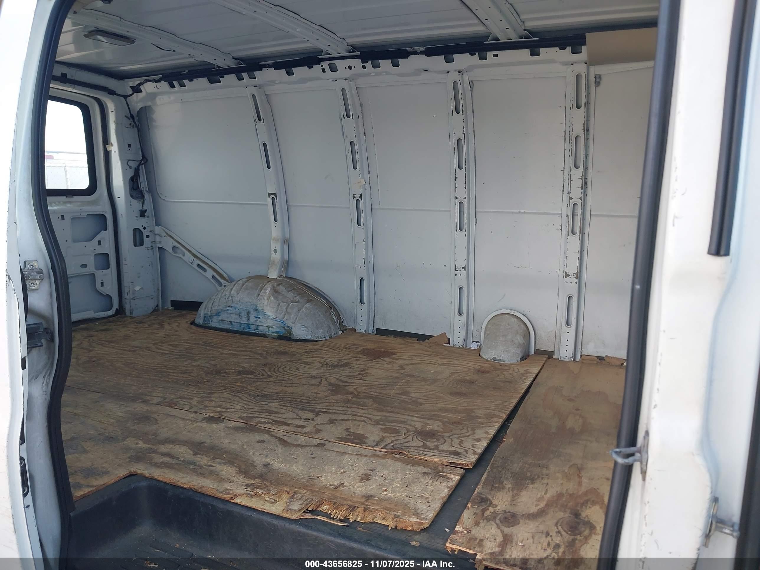 CHEVROLET EXPRESS image 8
