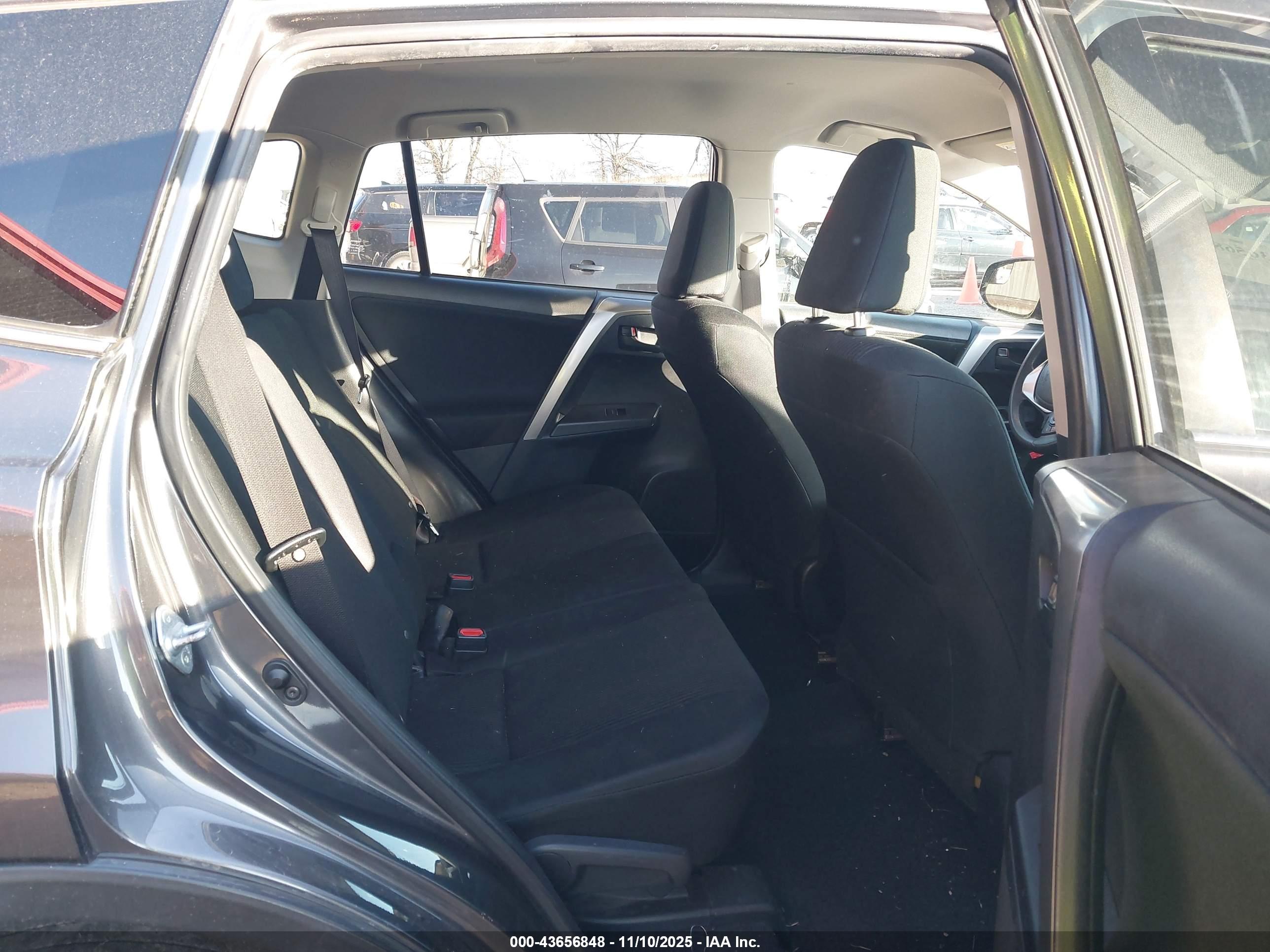 TOYOTA RAV4 image 8