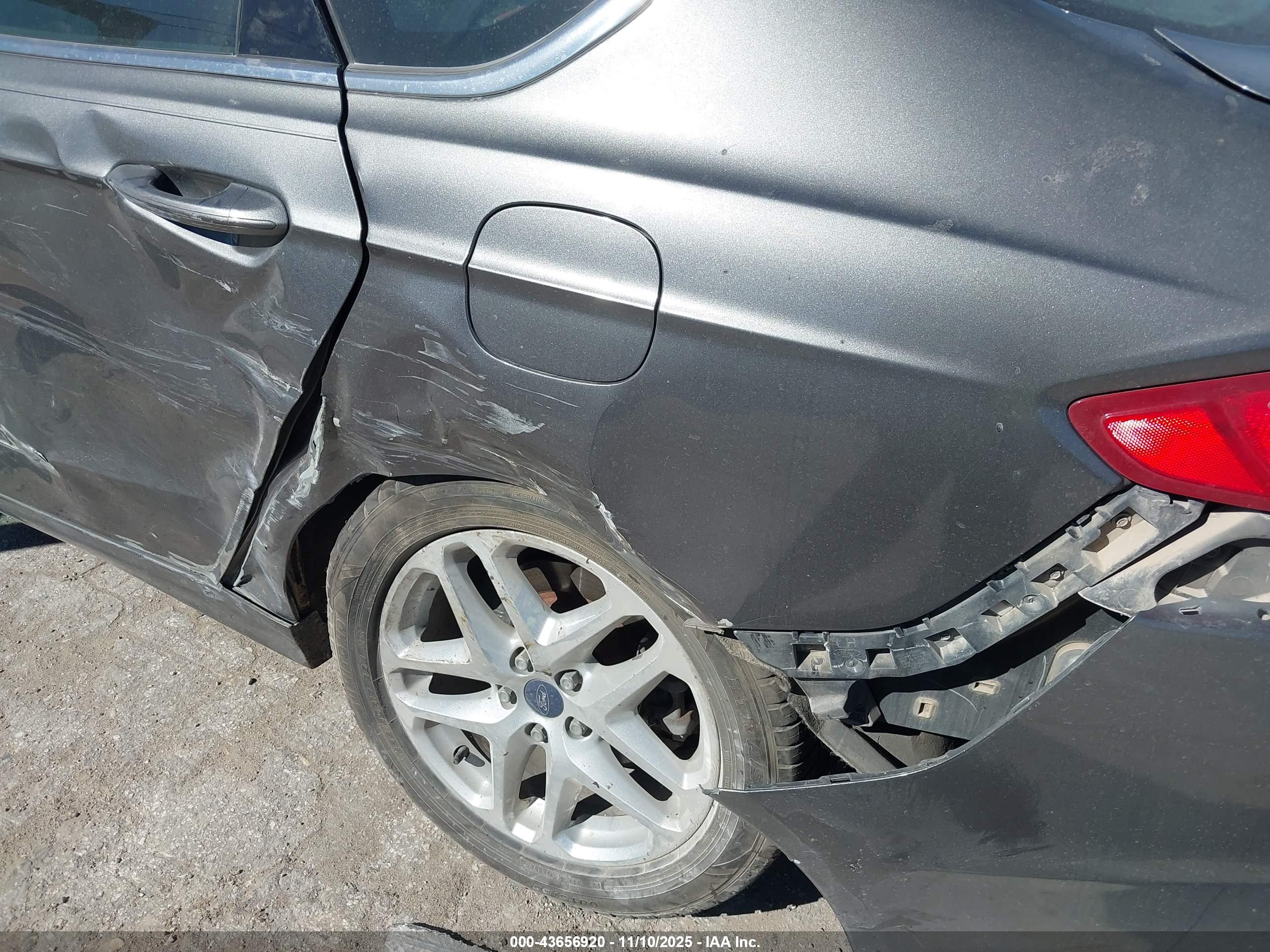 FORD FUSION image 6