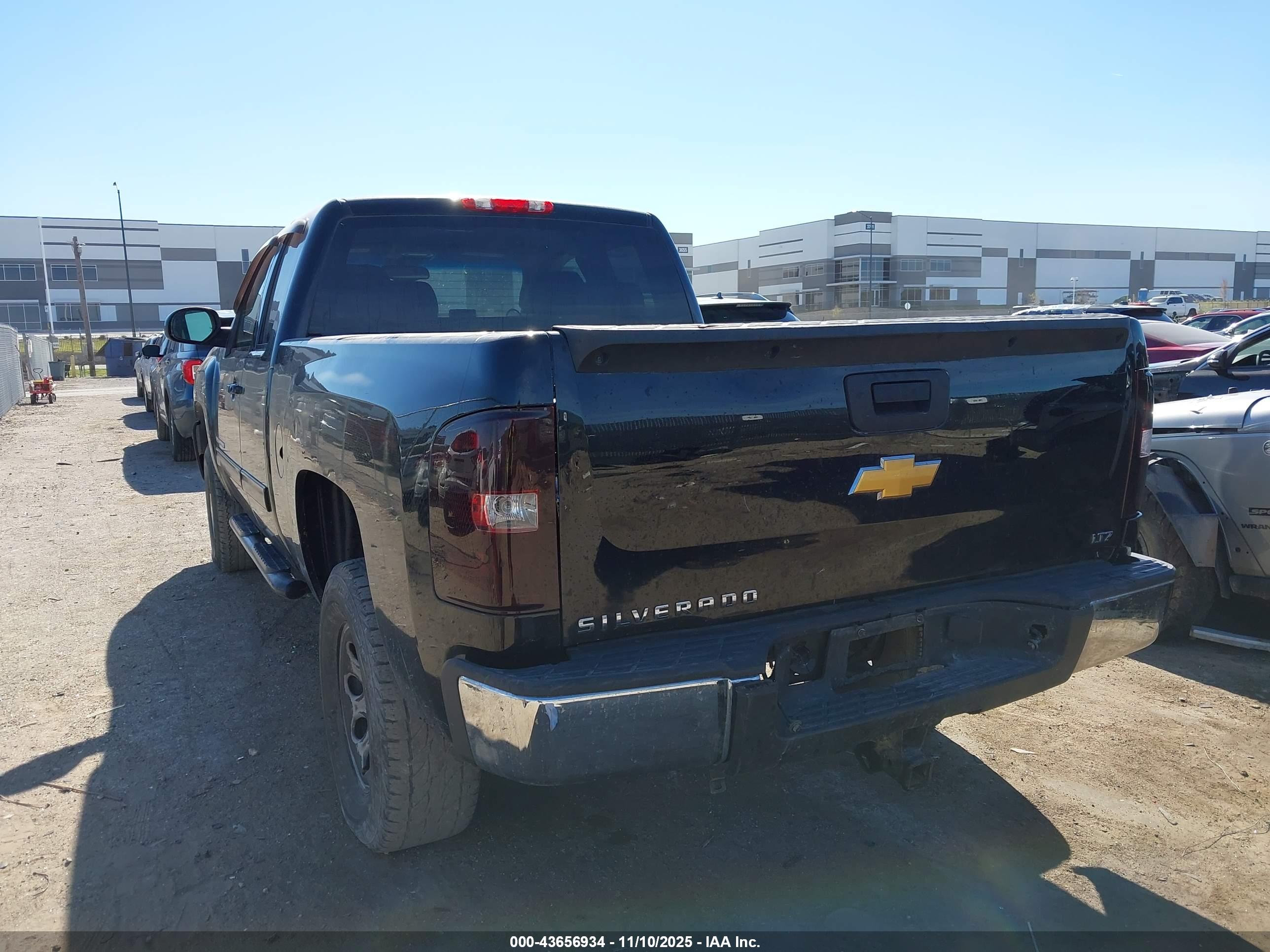 CHEVROLET SILVERADO image 3