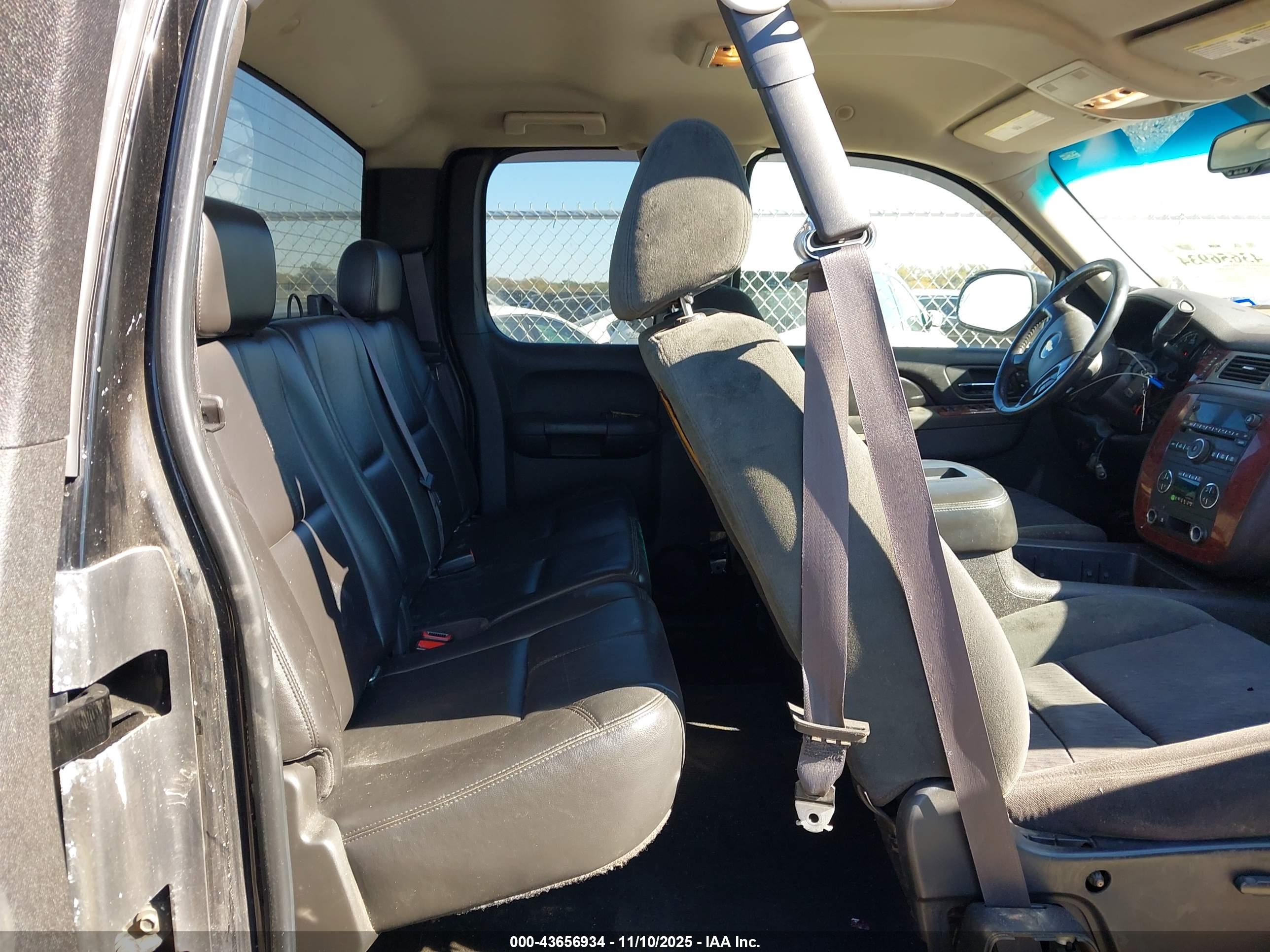 CHEVROLET SILVERADO image 8