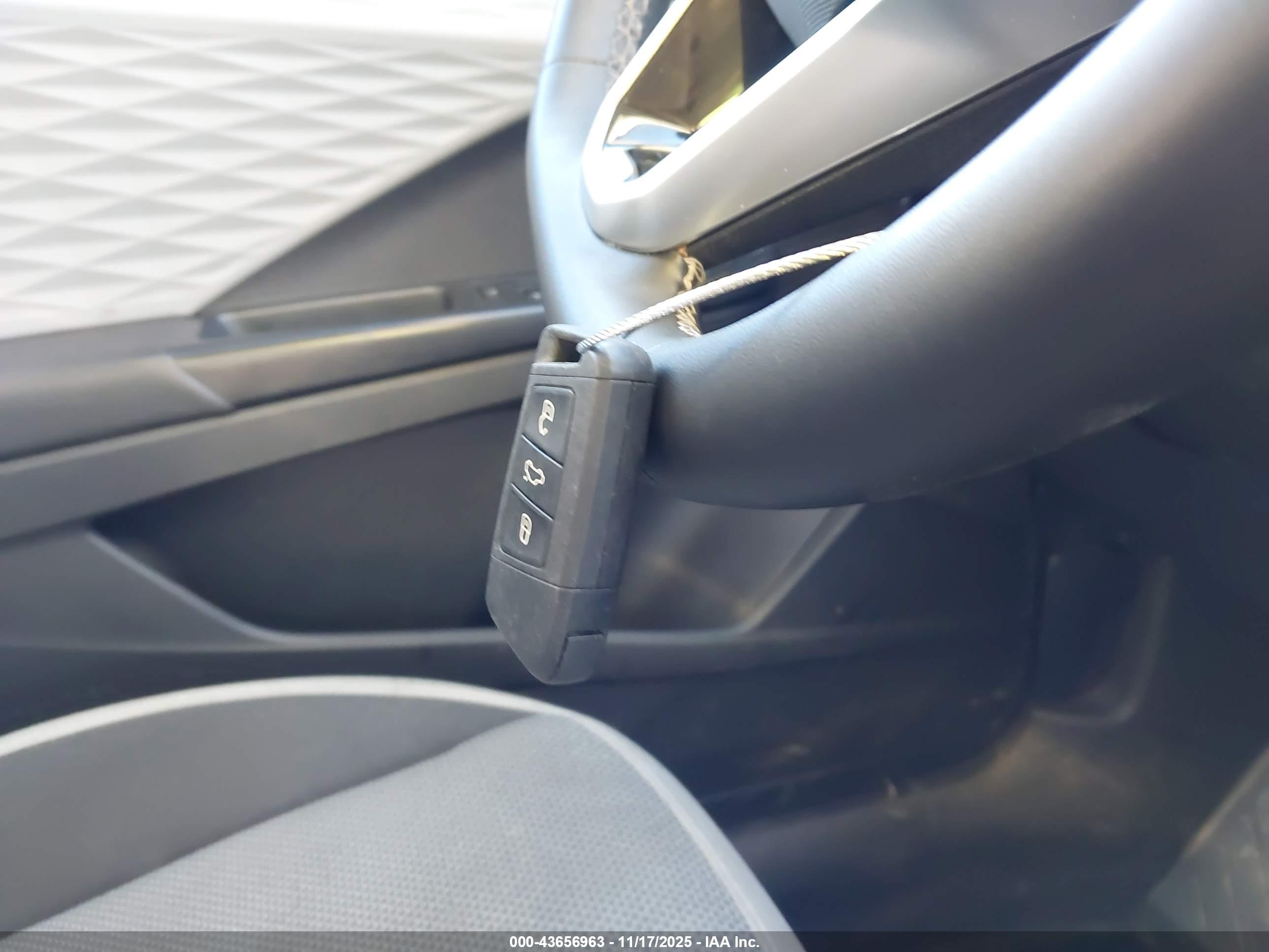 VOLKSWAGEN TAOS image 11