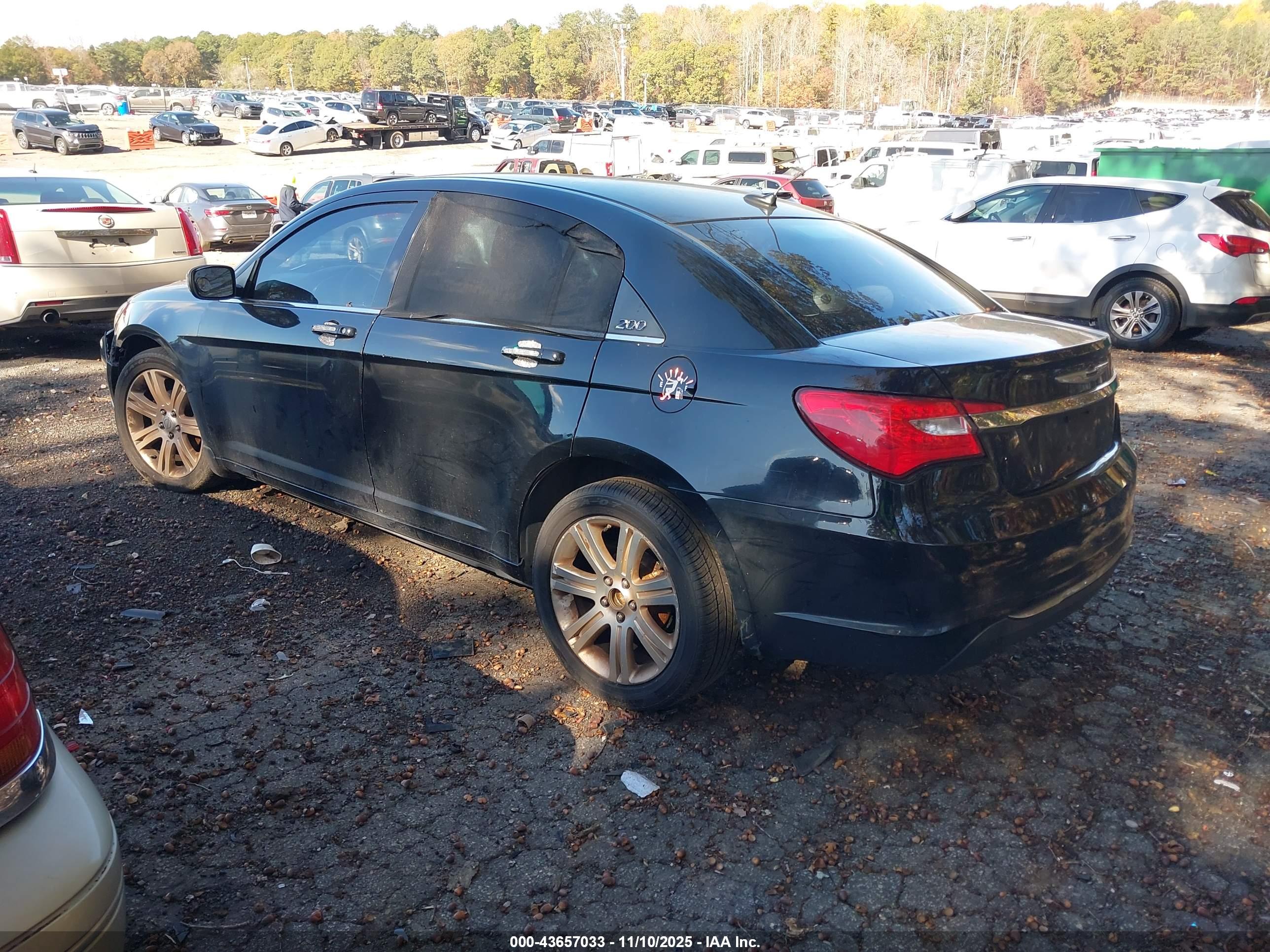 CHRYSLER 200 image 3