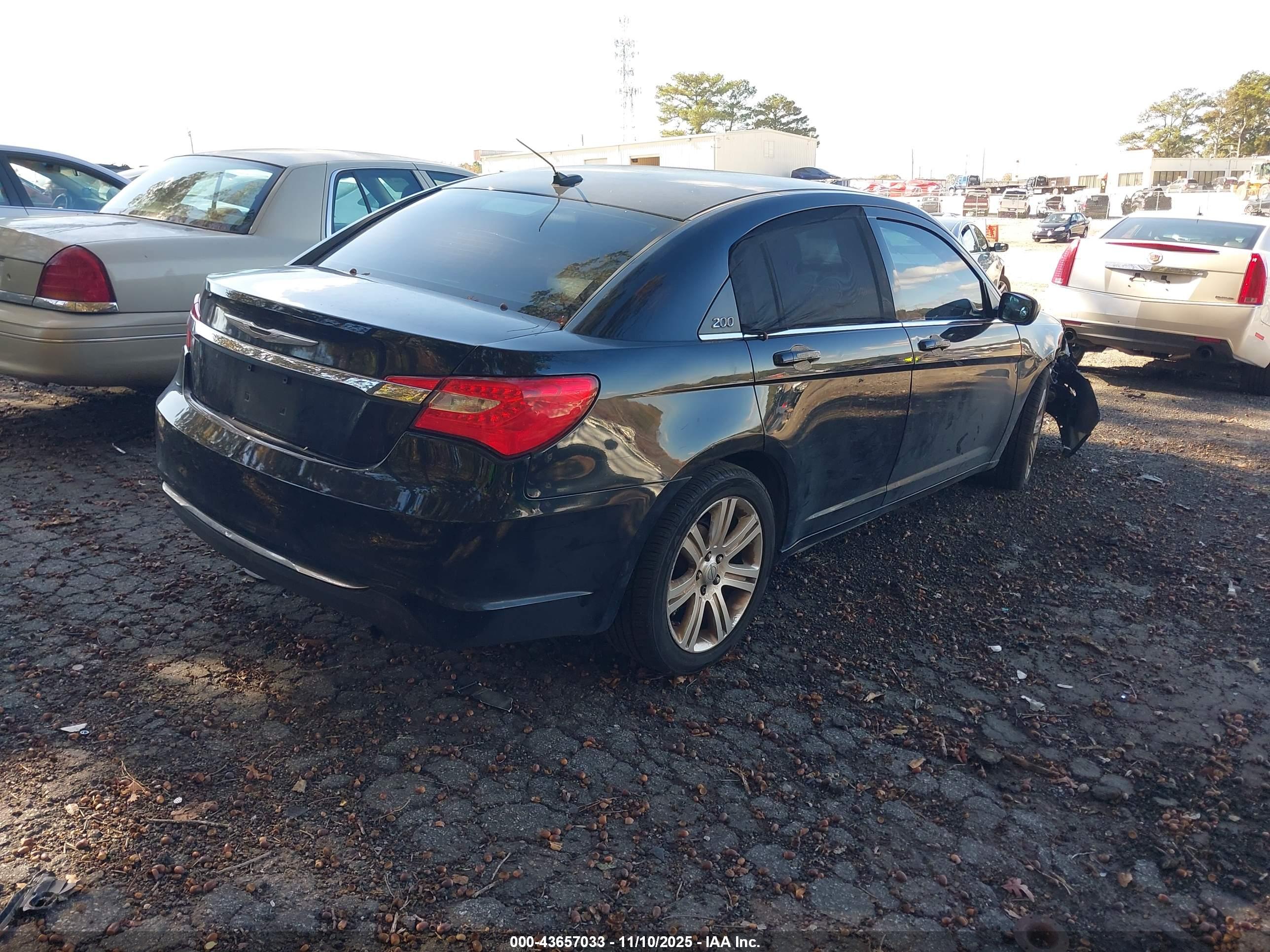 CHRYSLER 200 image 4