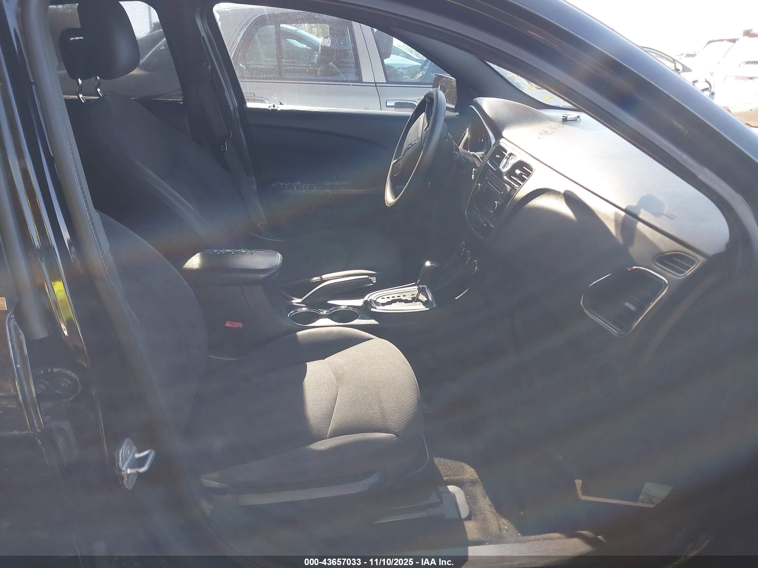 CHRYSLER 200 image 5