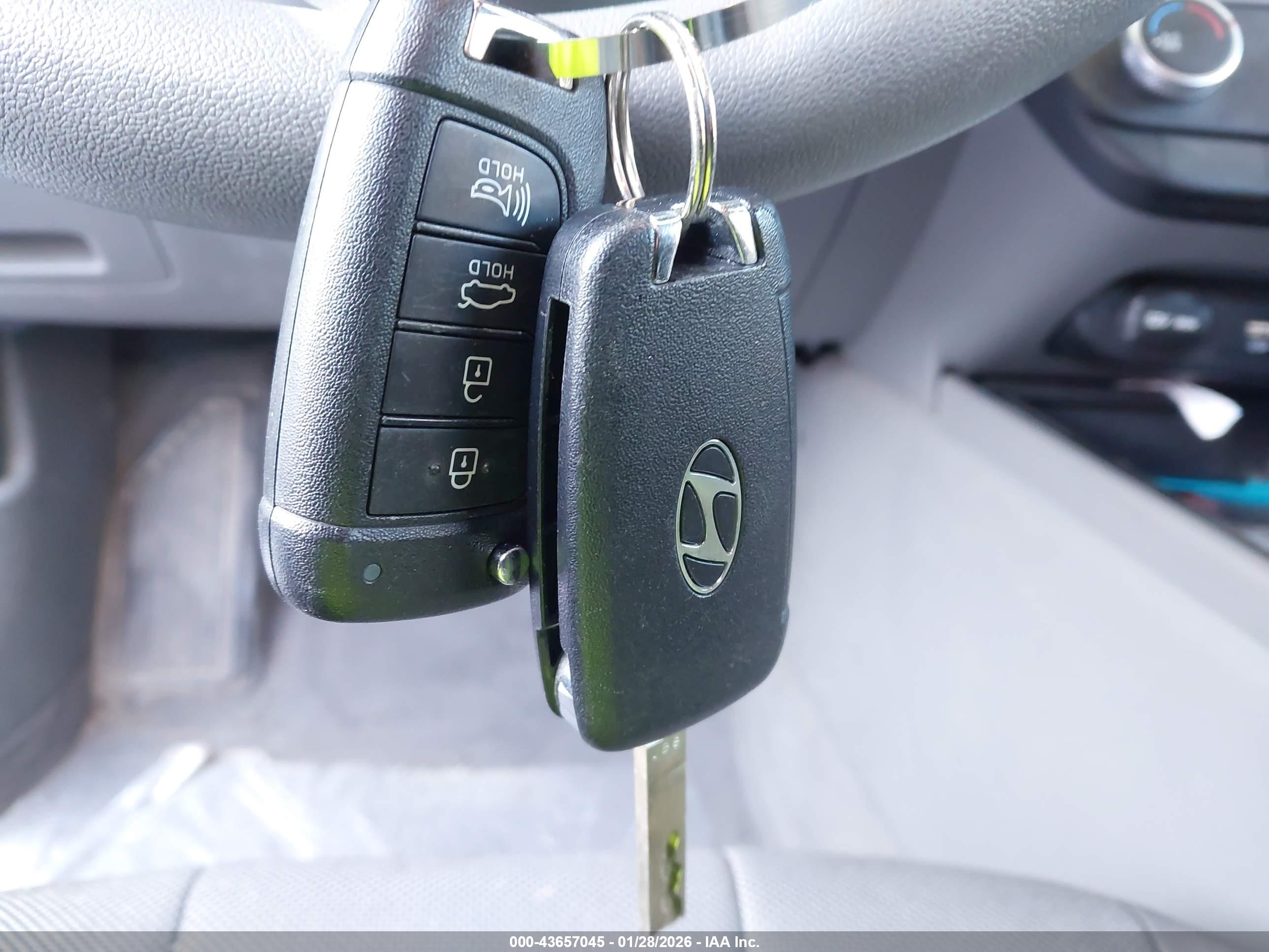 HYUNDAI ELANTRA image 11