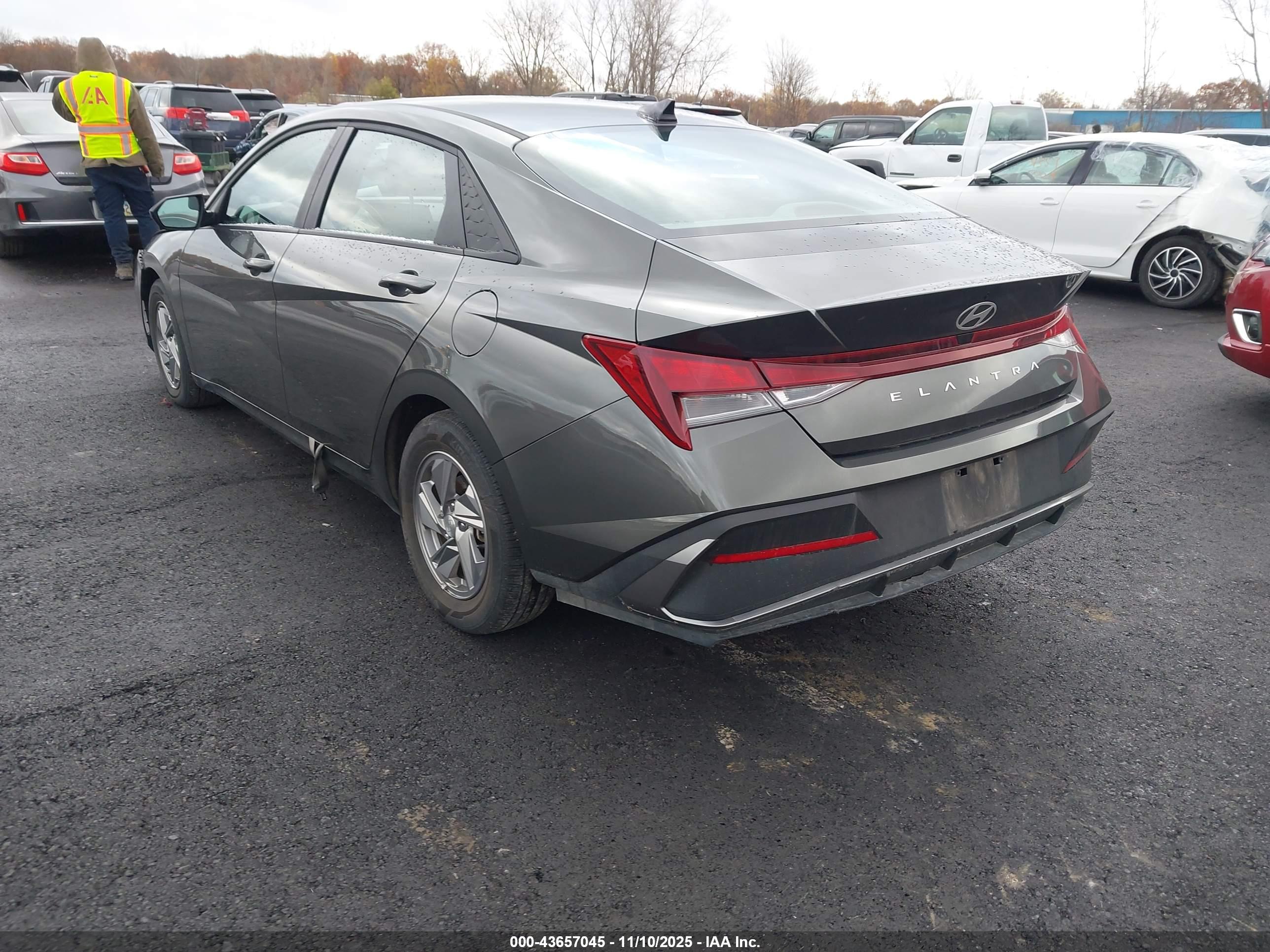 HYUNDAI ELANTRA image 3