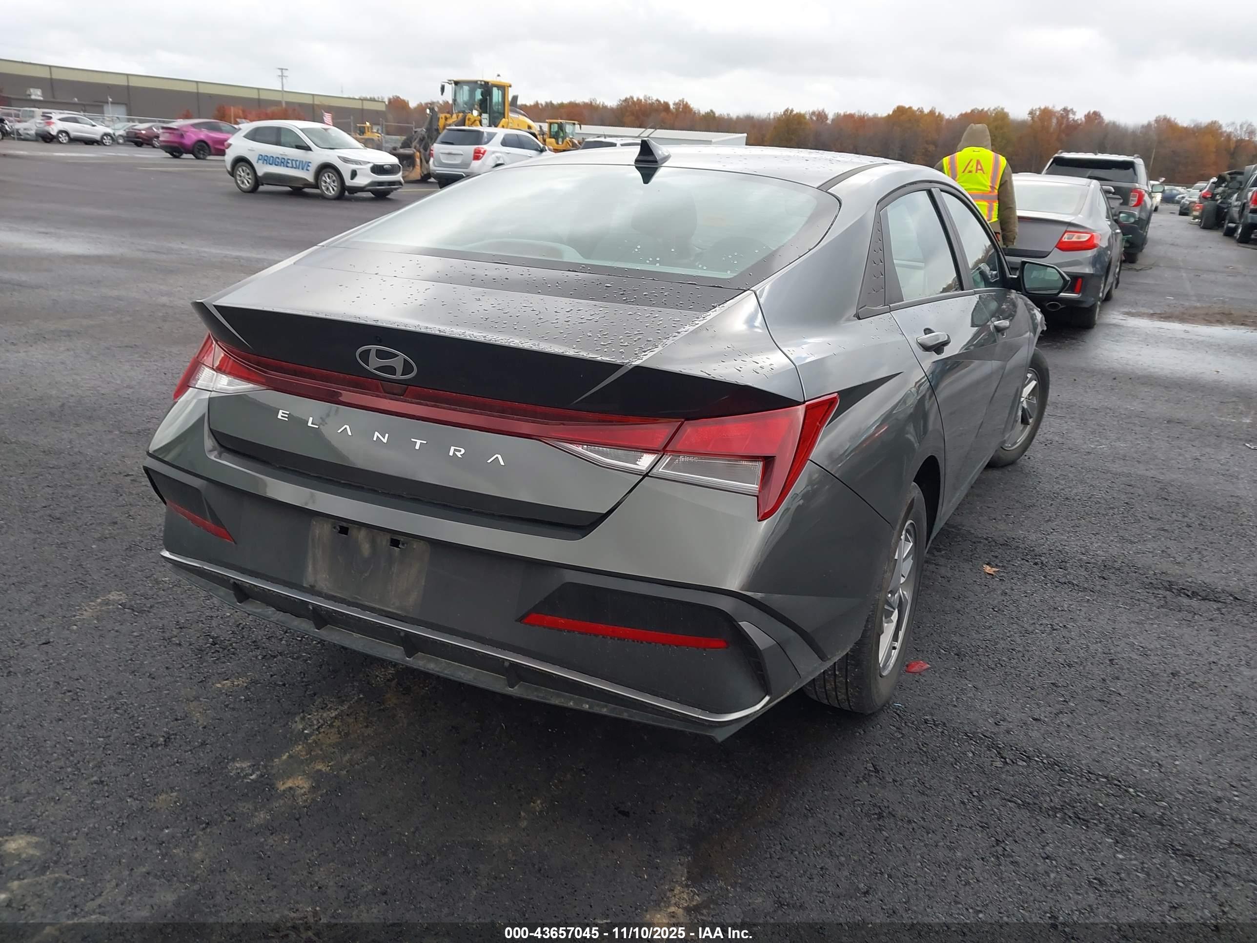 HYUNDAI ELANTRA image 4