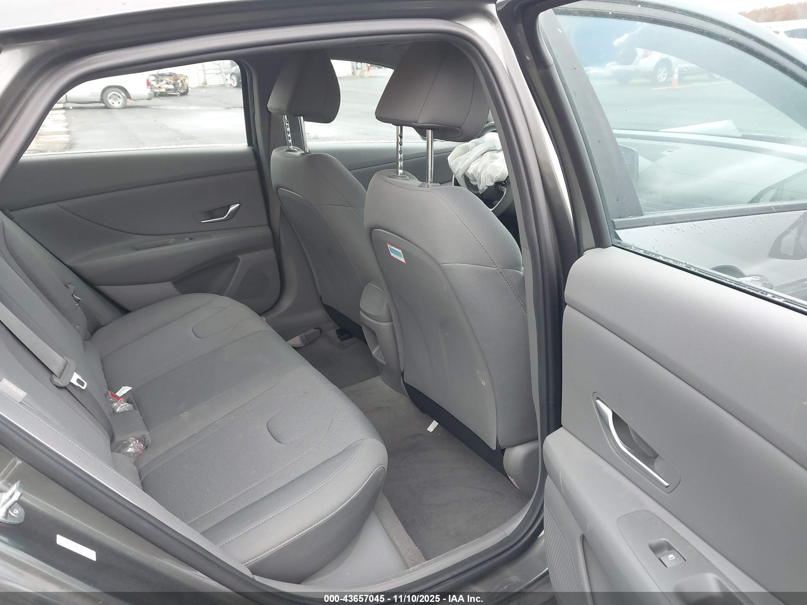 HYUNDAI ELANTRA image 8