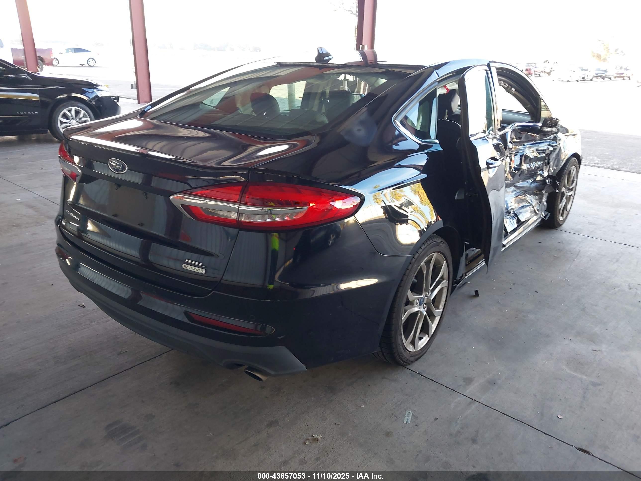 FORD FUSION image 4