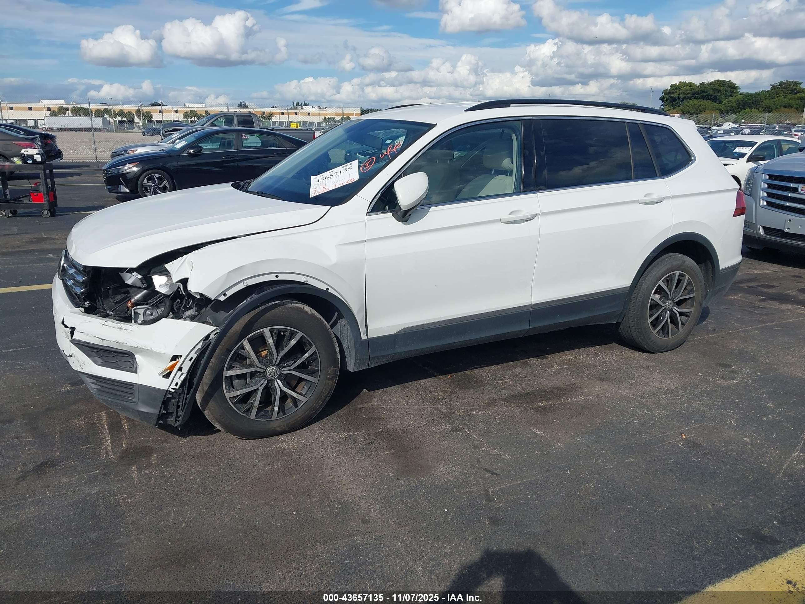 VOLKSWAGEN TIGUAN image 2