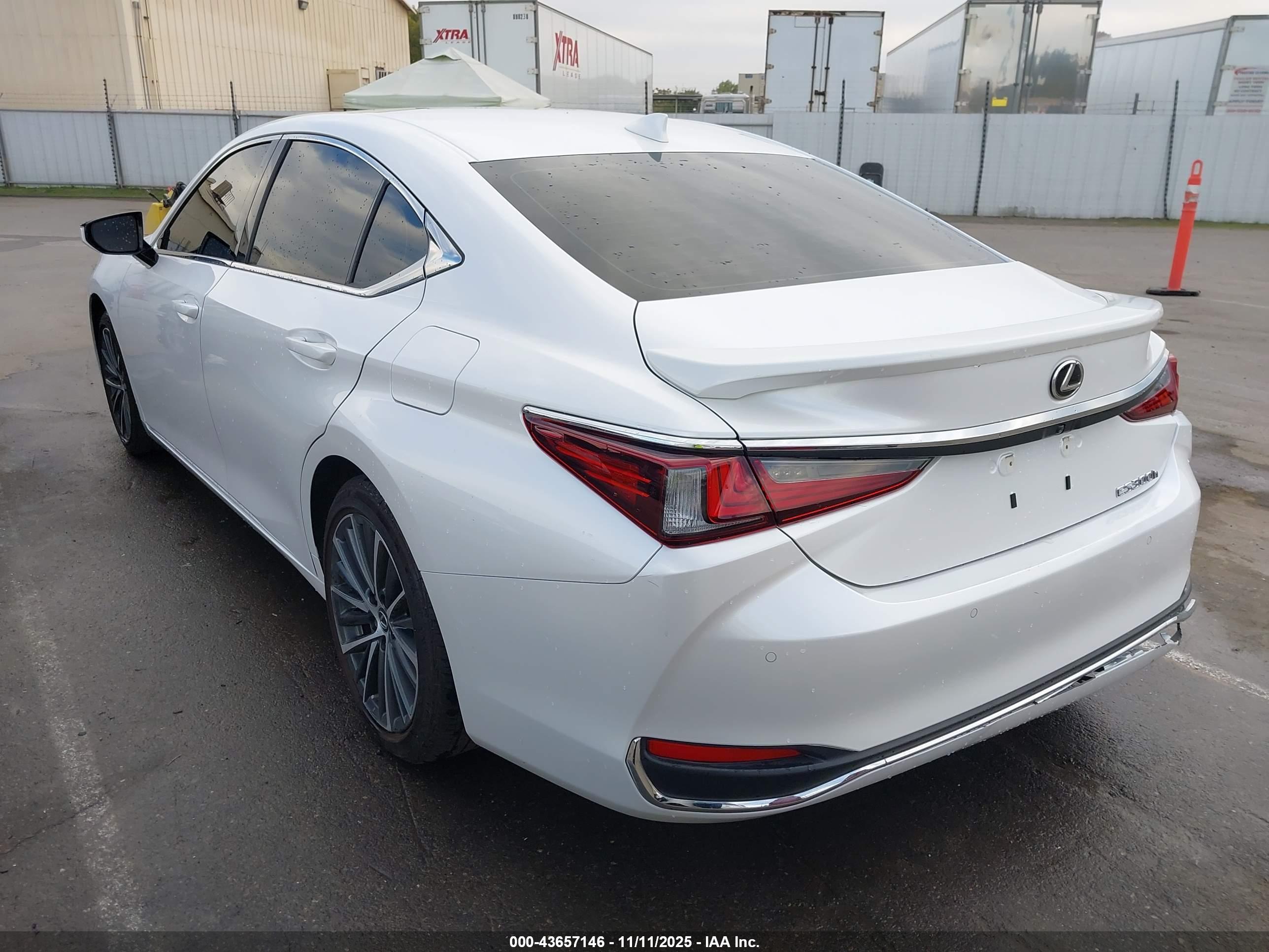 LEXUS ES image 3