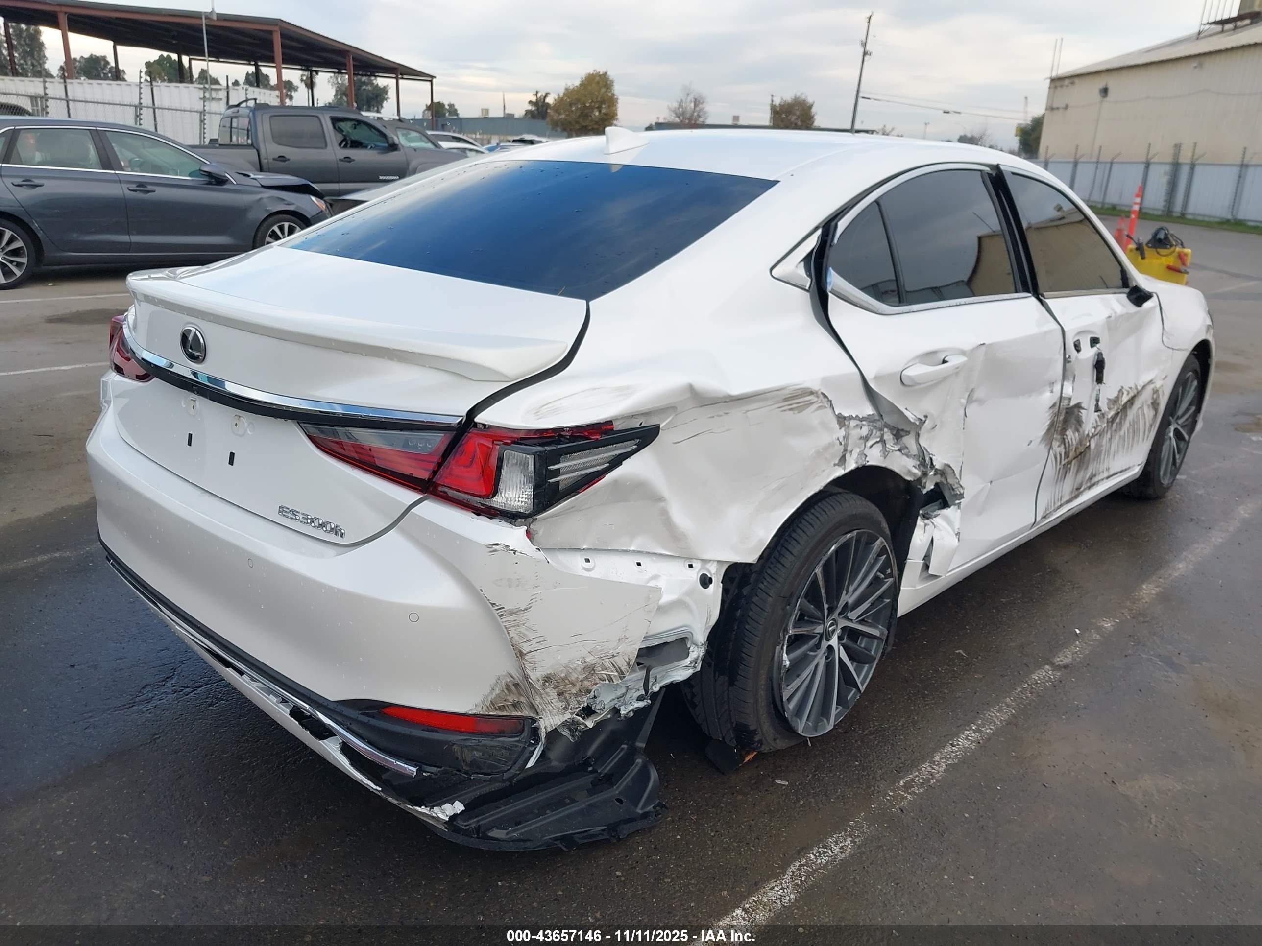 LEXUS ES image 4