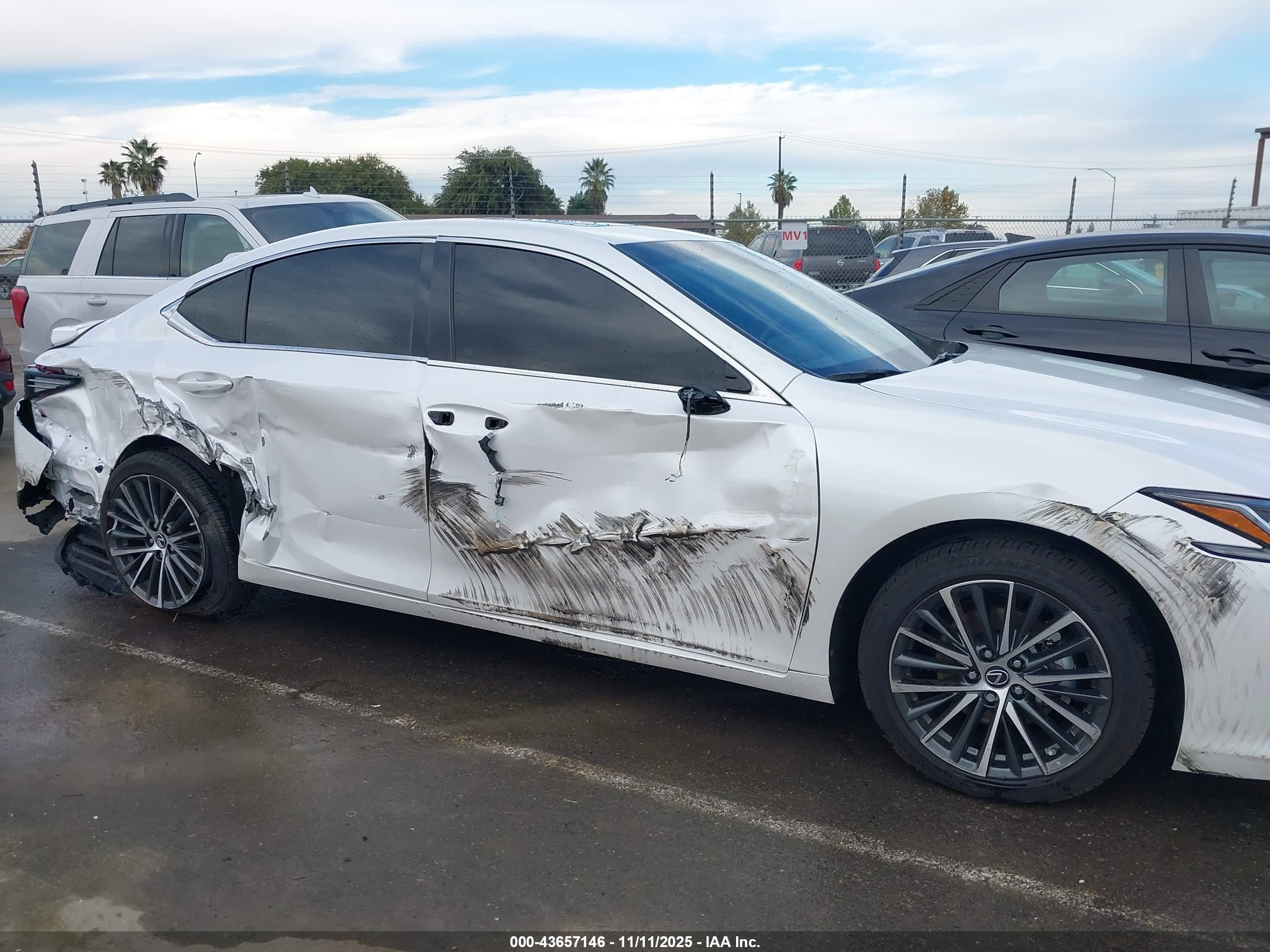LEXUS ES image 6