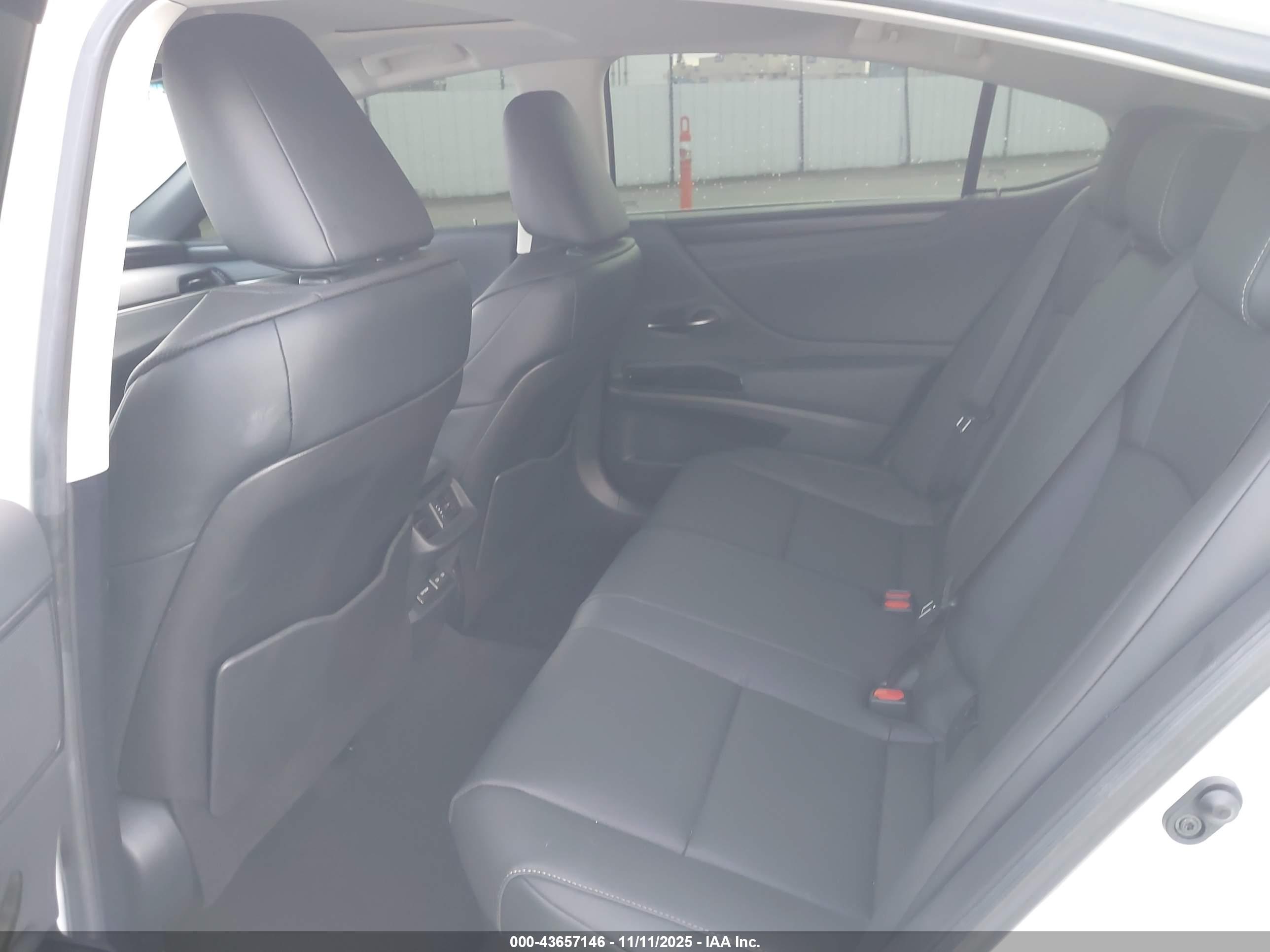 LEXUS ES image 8