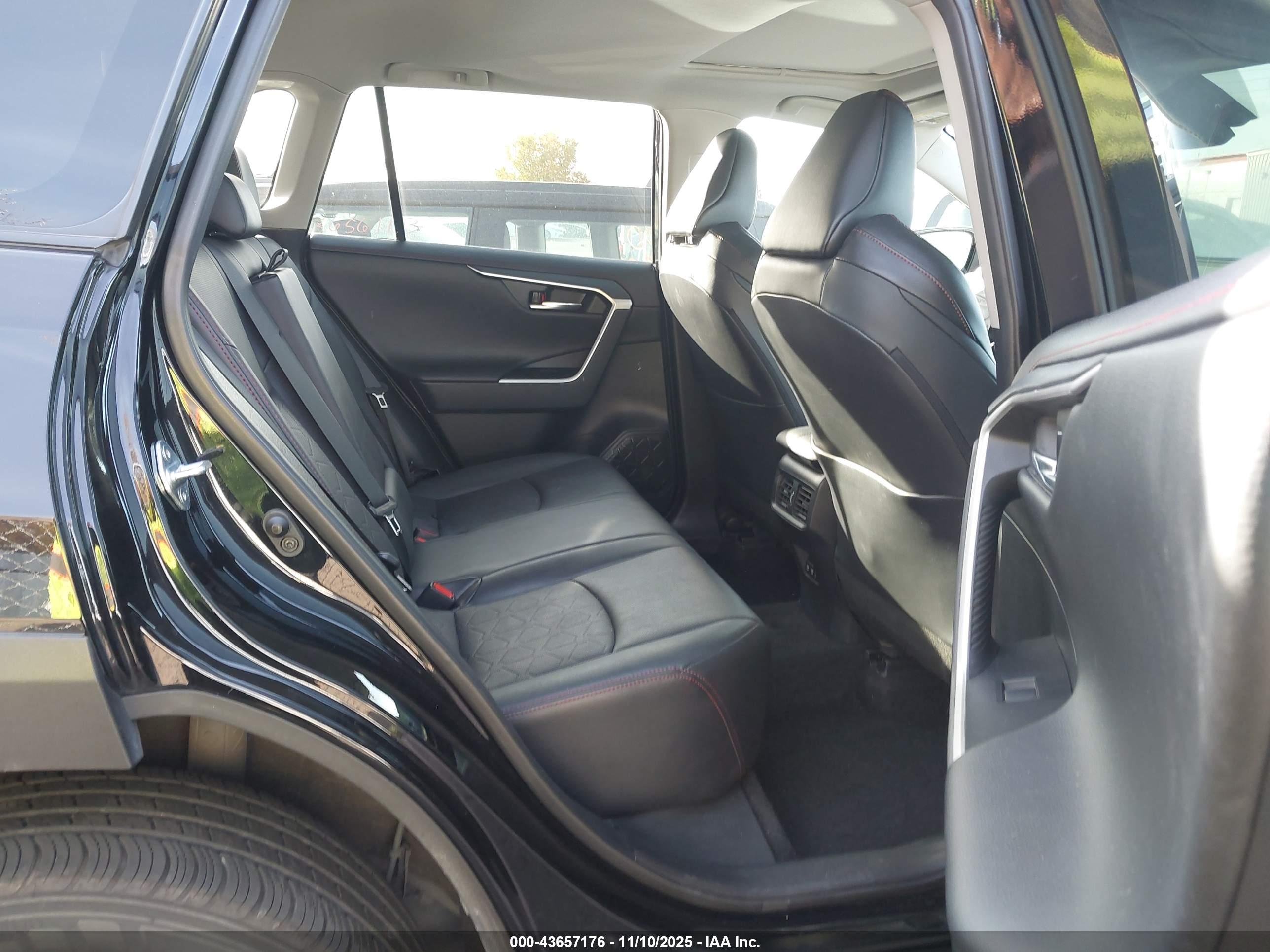 TOYOTA RAV4 image 8