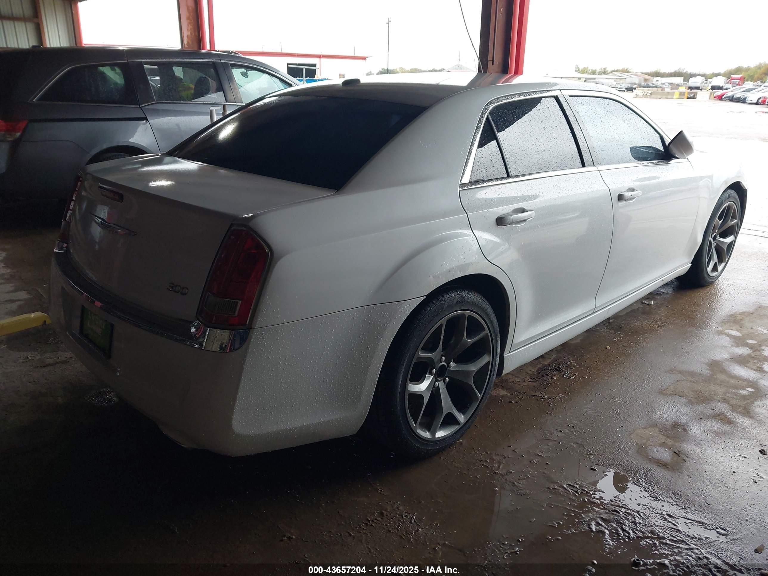 CHRYSLER 300 image 4